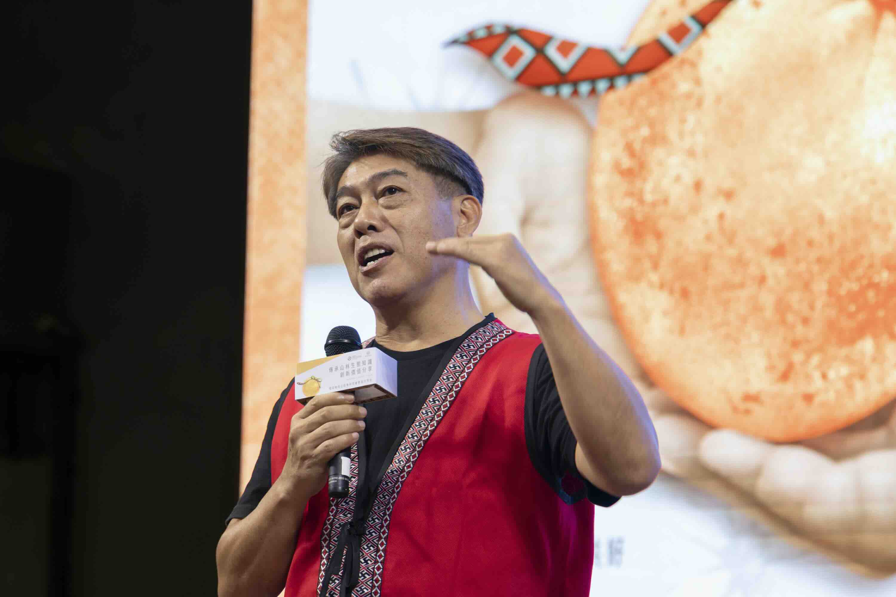 南庄橙多元應用永續經營回饋森林,南庄賽夏蓬萊部落根誌優長老表示樂見其成。圖片來源:林保署提供