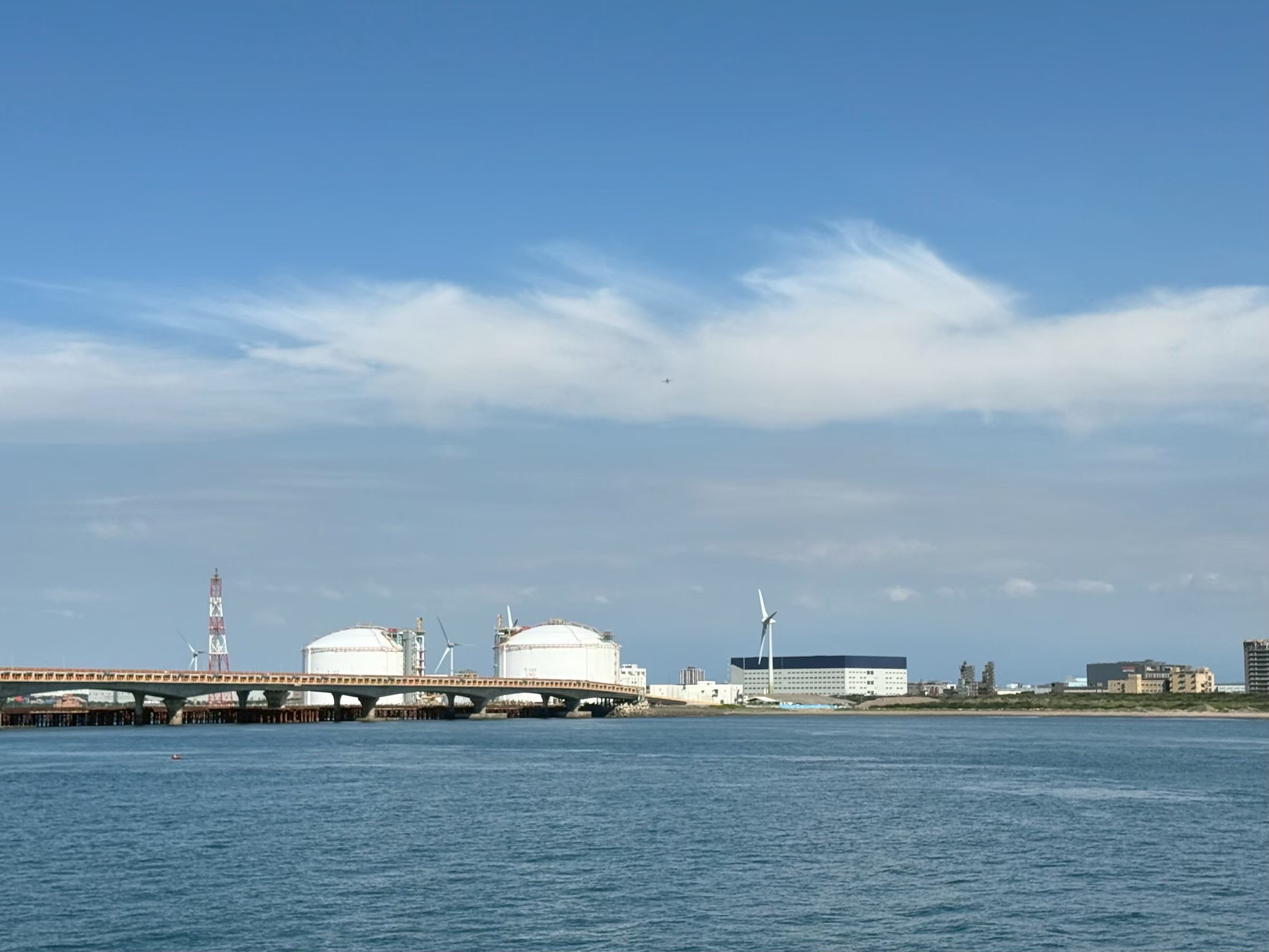 中油三接去（2025）年5月完工，目前正在規劃二期擴建計畫，案名為「觀塘廠第二期投資計畫(桃園市觀塘工業區擴編、增建儲槽及相關附屬設施)」，預計新增6座18萬公秉的天然氣儲槽。圖片來源：中油提供