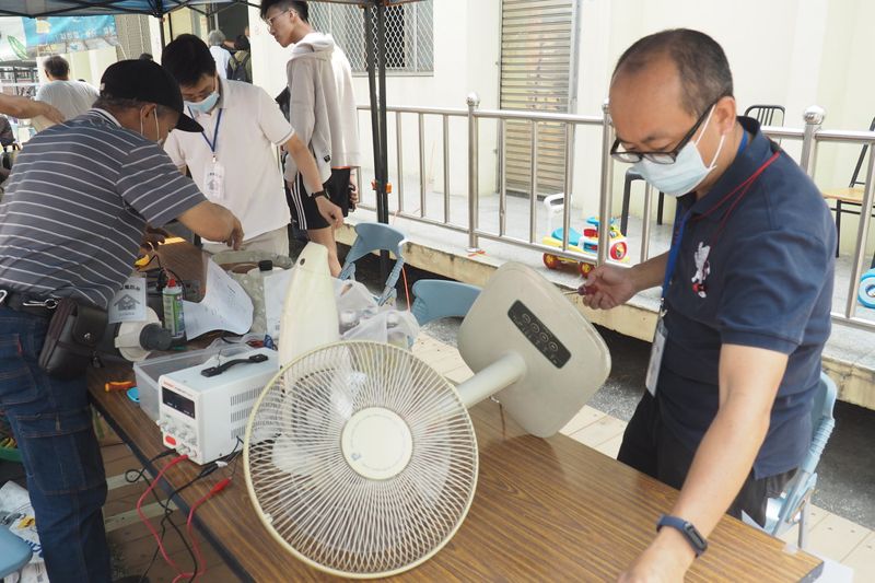 讓風扇重獲新生 志工免費修小家電 推廣減碳「維修」運動
