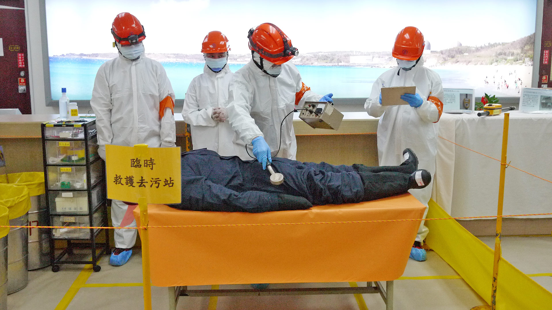 核安會每年依規定舉辦核安演習,去(2025)年在核三廠內進行輻射傷的救護演練。圖片來源:核安會提供