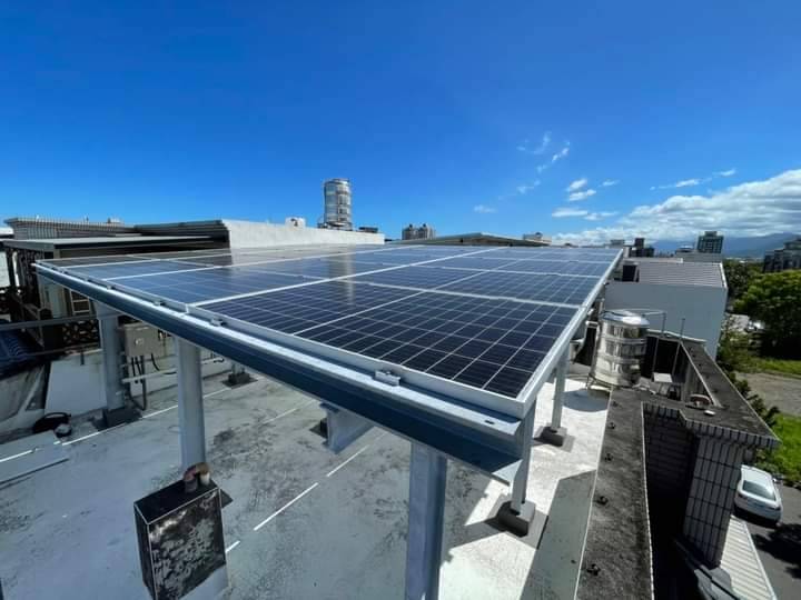建物光電不只是氣候變遷的解決方案,更是災時提供緊急電力、保護民眾的後盾。圖為民眾李小姐住家屋頂光電。圖片來源:地球公民基金會提供