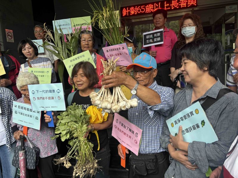 雲林褒忠產業園區環評初審 居民帶在地蒜頭北上抗議開發