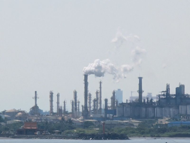 高碳洩漏風險行業認定出爐 鋼鐵、水泥等碳排免徵八成