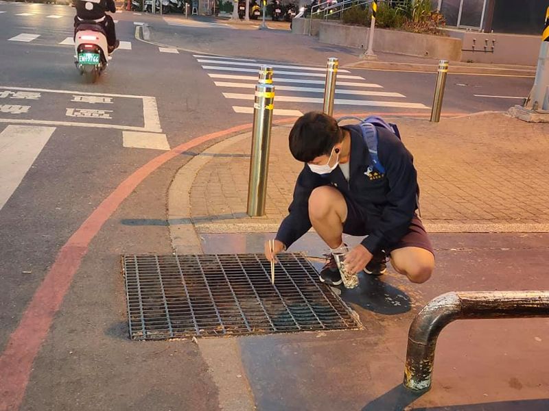 為淨街勘地形蹲路旁撿菸蒂 台南一中學生楊子賝意外爆紅