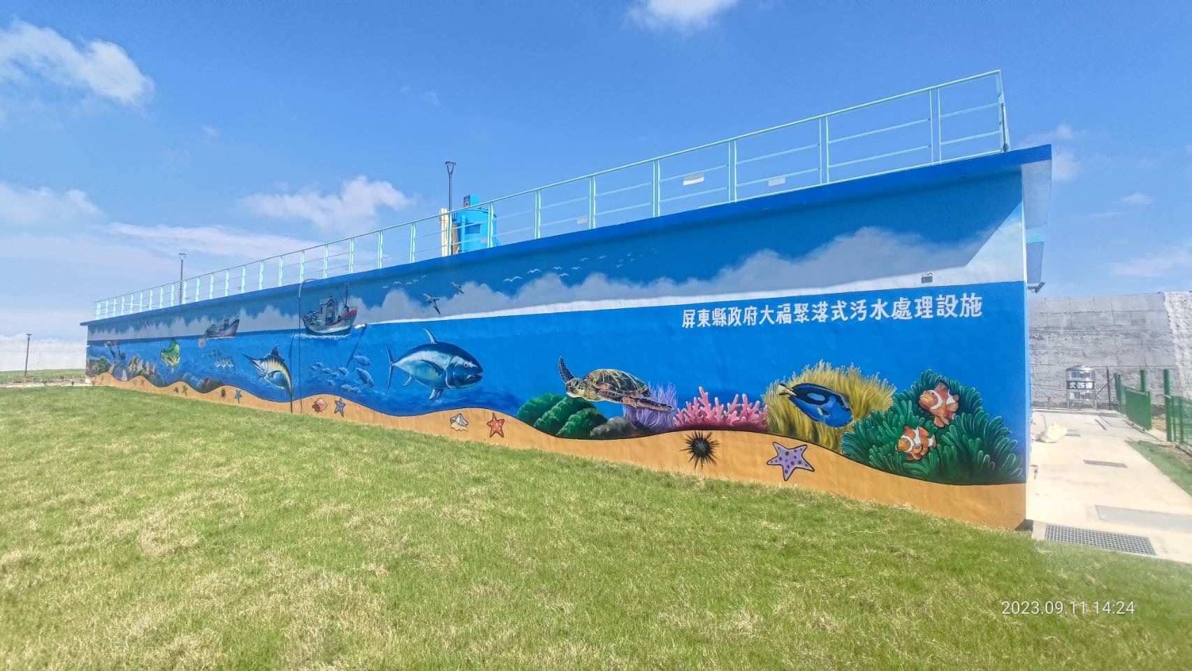 小琉球雖有四座聚落式污水處理設施,但下水道範圍有限,加上海景第一排與溢流問題,仍有許多未經處理的生活污水直接排入海中。資料照片。圖片來源:屏東縣政府