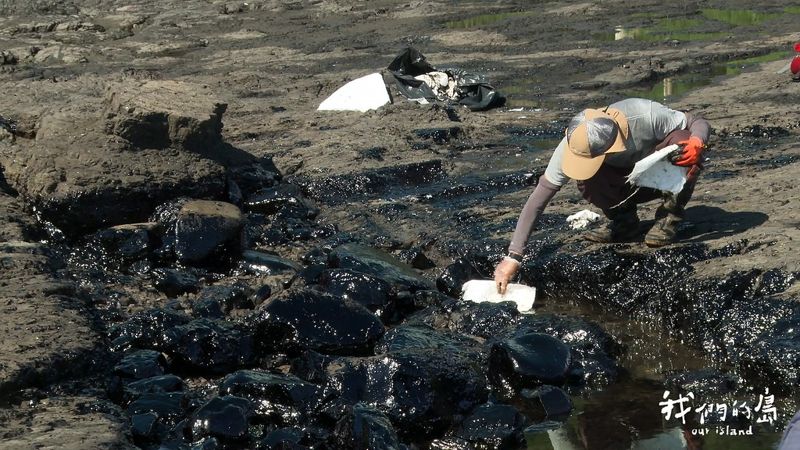 東海岸油污劫：誰在染黑綠島、宜蘭、貢寮、澎湖的海邊生態
