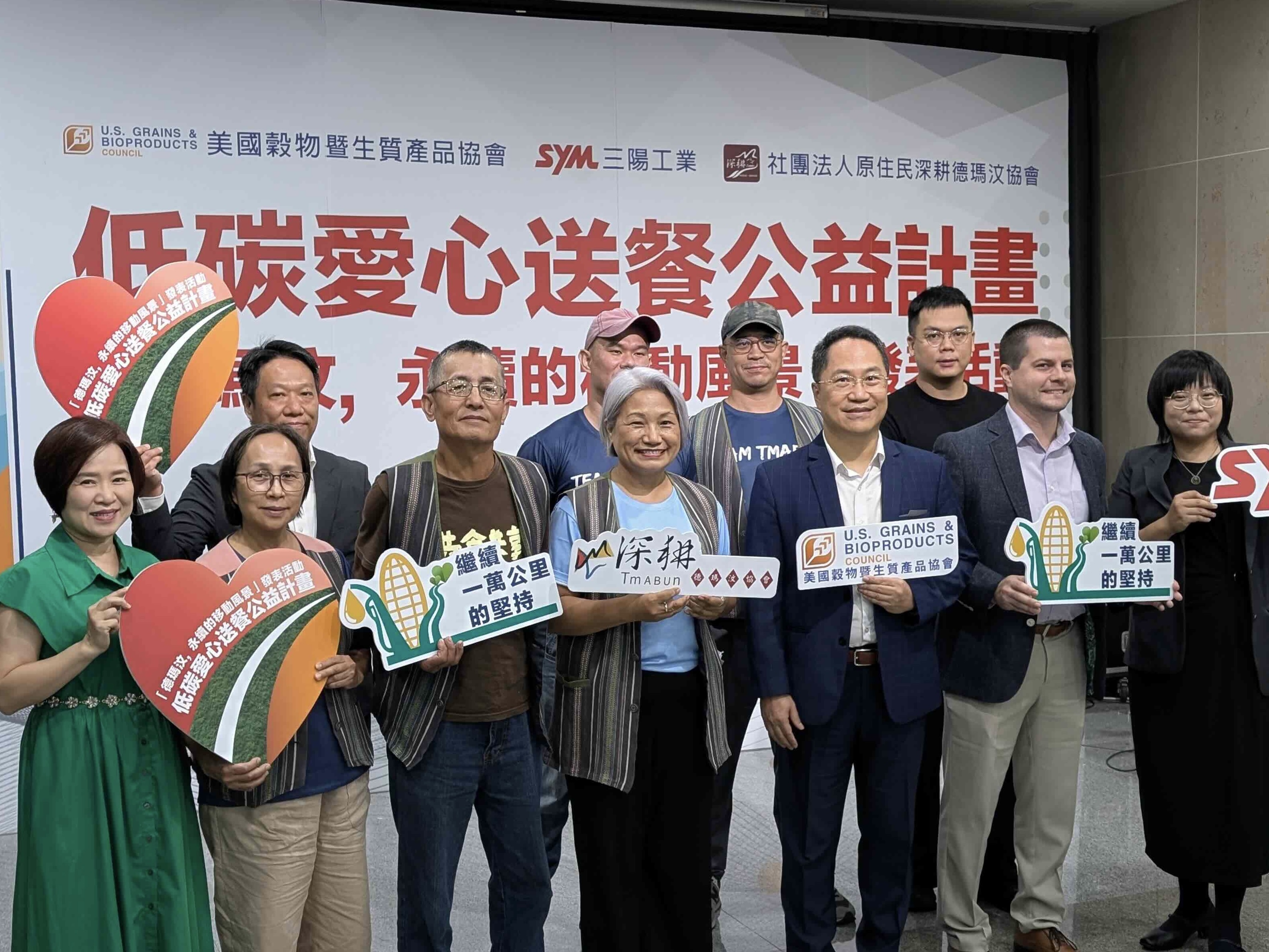 深耕德瑪汶協會昨(19)日派員北上參加記者會,另一項任務是前往目前僅台北、高雄才有的E3酒精汽油加油站裝油,再載回部落使用。攝影:陳昭宏