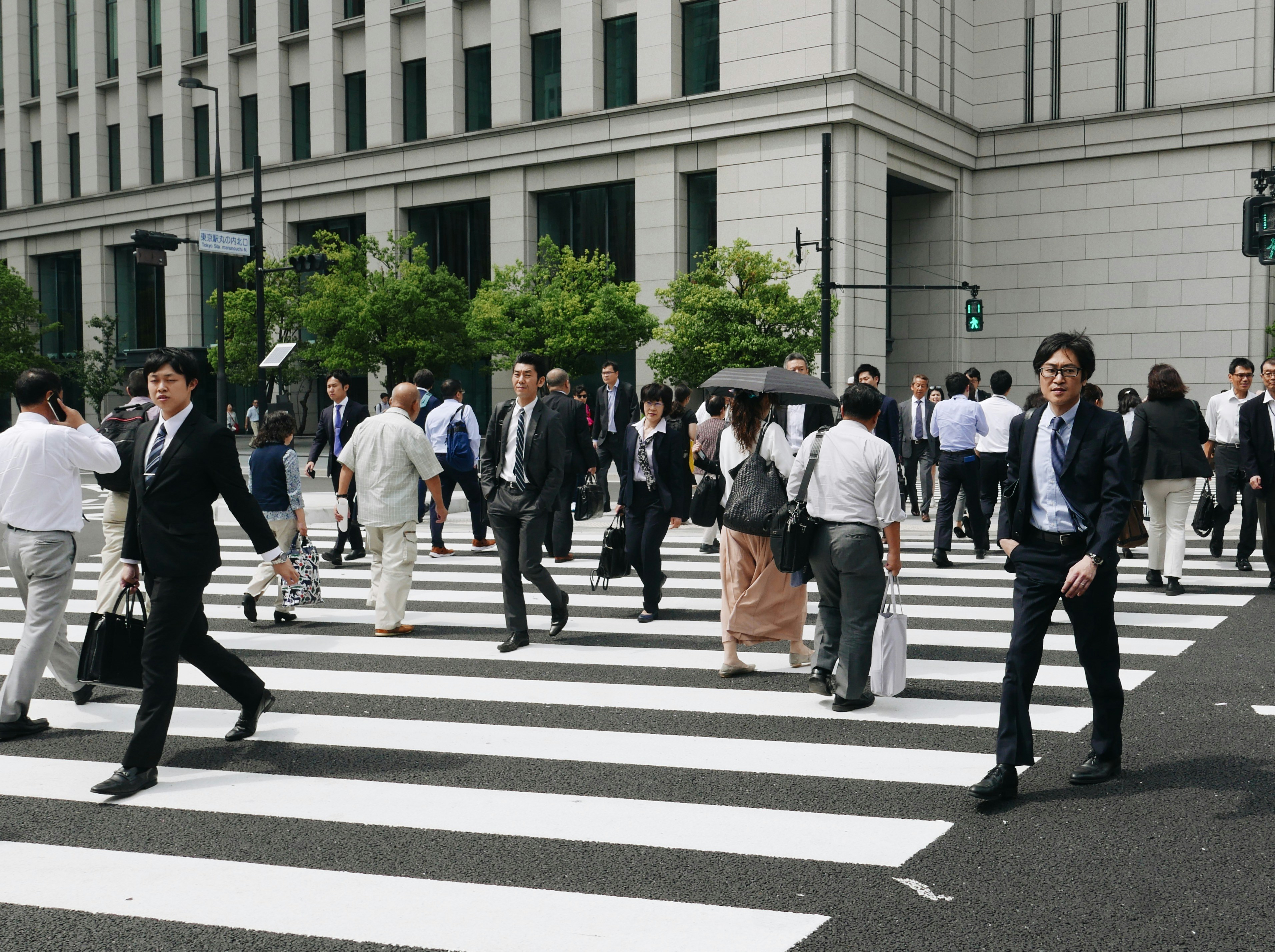 隨著高溫越來越頻繁，日本政府開始不再要求上班族西裝筆挺地上班。示意圖。照片來源：Falco Negenman／Unsplash