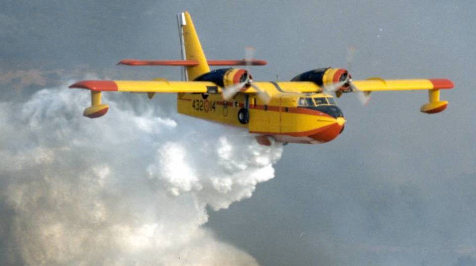 加拿大公司Canadair生產的水陸兩棲滅火飛機（Canadair CL-215）。圖片來源：By Javiramos43 - Own work, CC BY 3.0