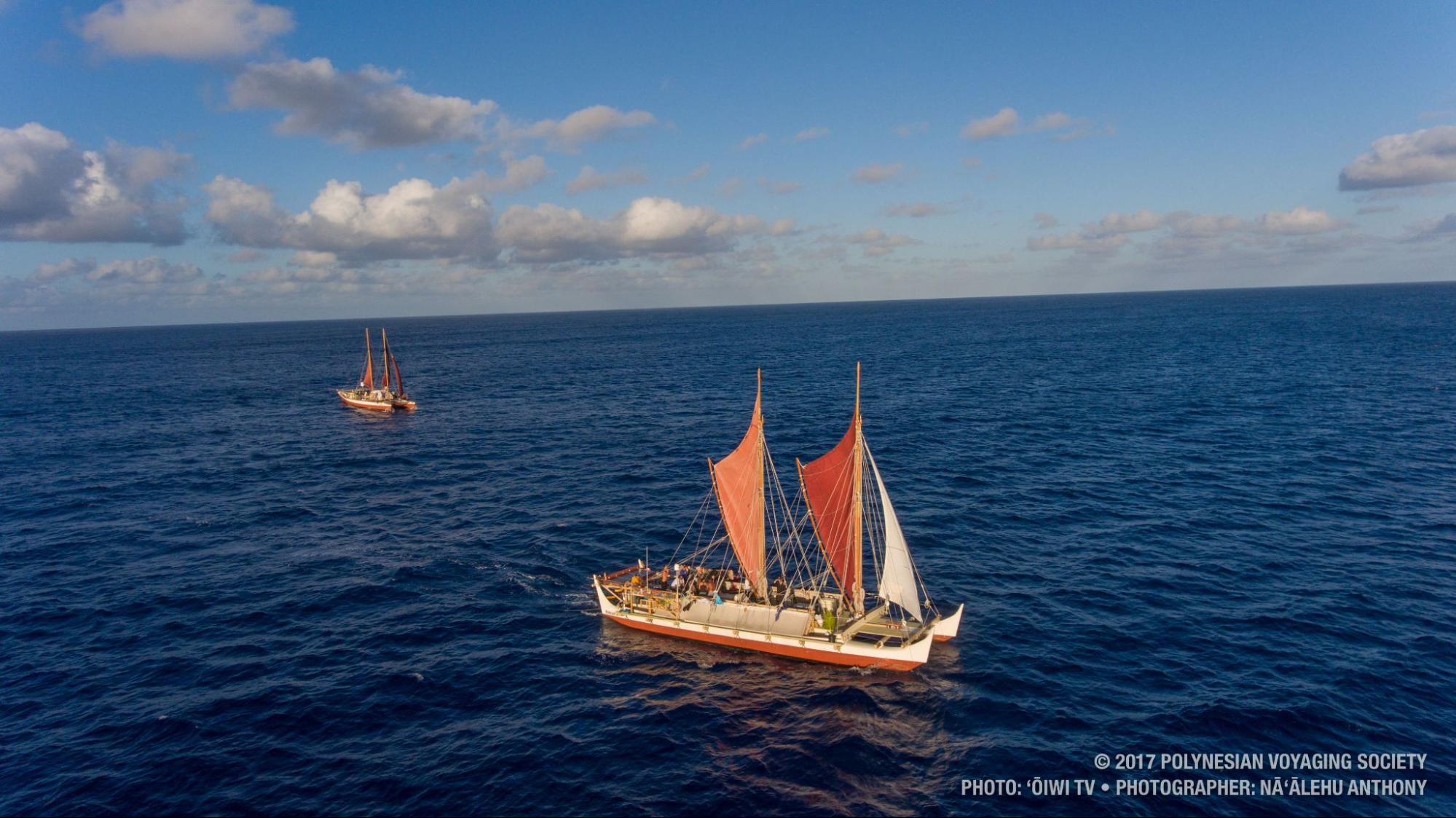 憑藉傳統技術航行的玻里尼西亞傳統雙體舟 Hōkūleʻa。林怡華近年投入南島文化策展，期待透過傳統航海文化重新思考人與海洋、土地及環境之間的關係。