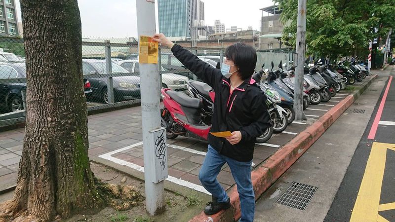 2019年度「大撕」級人物登場 新北永和陳先生平均每日撕近500張小廣告