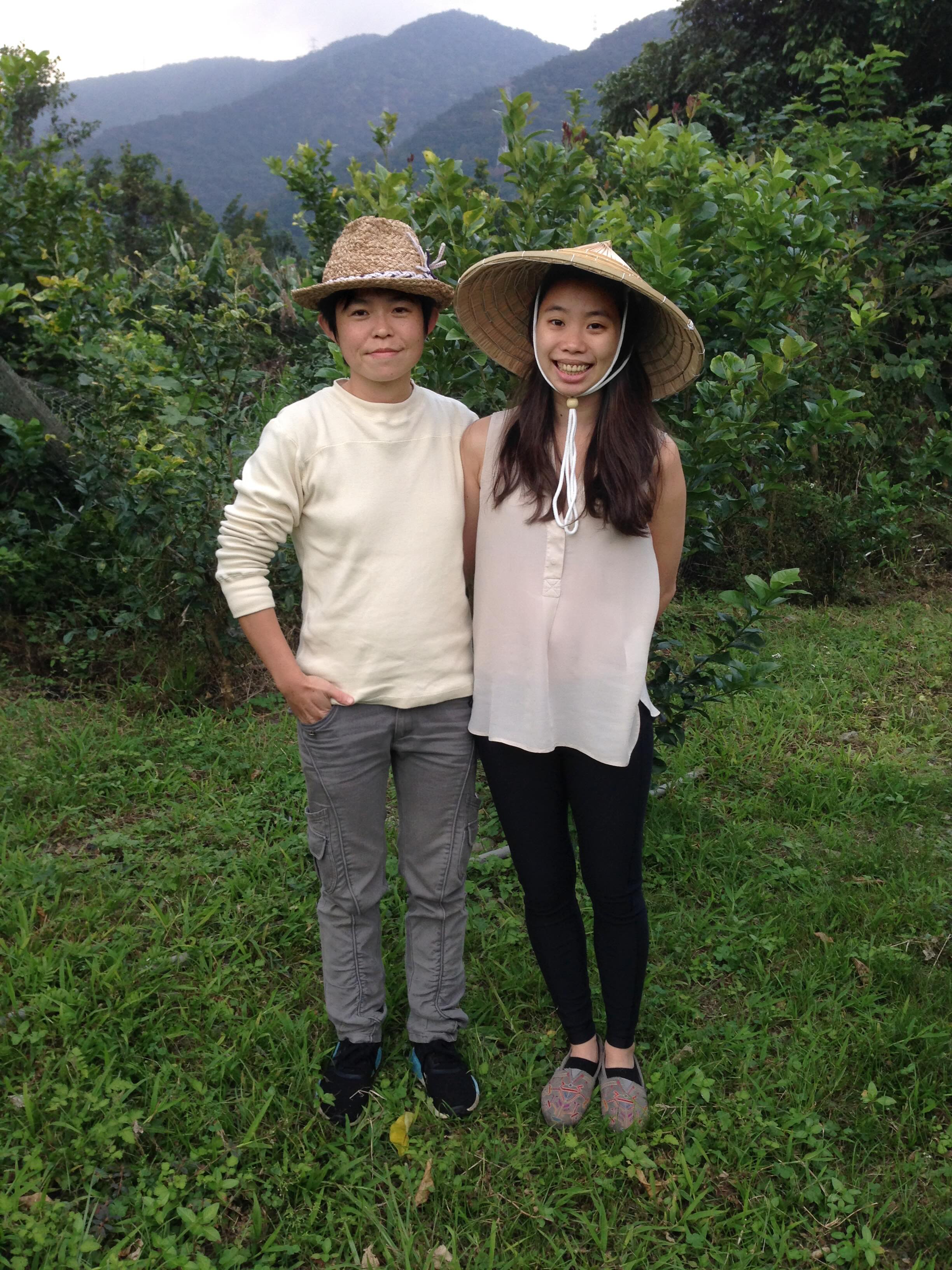 雜草稍慢由林芝宇(左)在2014年創立,賴瑋婷(右)後來加入團隊,兩人結合植物採集、藝術創作與當代策展視角,持續推動「當代採集」,透過展覽、工作坊與公共行動,重新建立人與土地的連結。圖片來源:林芝宇 提供