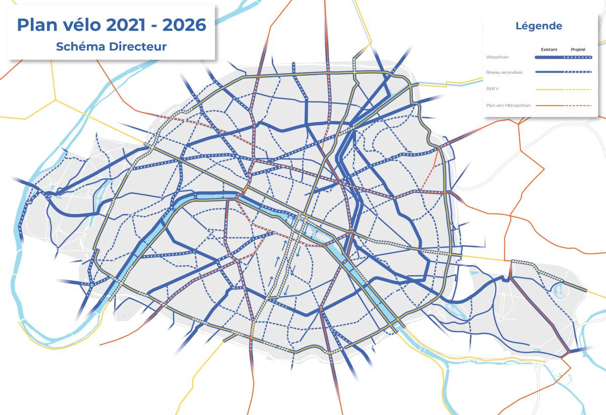 巴黎2021～2026年自行車計畫圖，當中藍色實線為2021年時既有車道，藍色虛線為之後擴張道路，外圍紅色是大巴黎單車計畫預定路線。照片來源：巴黎市政府