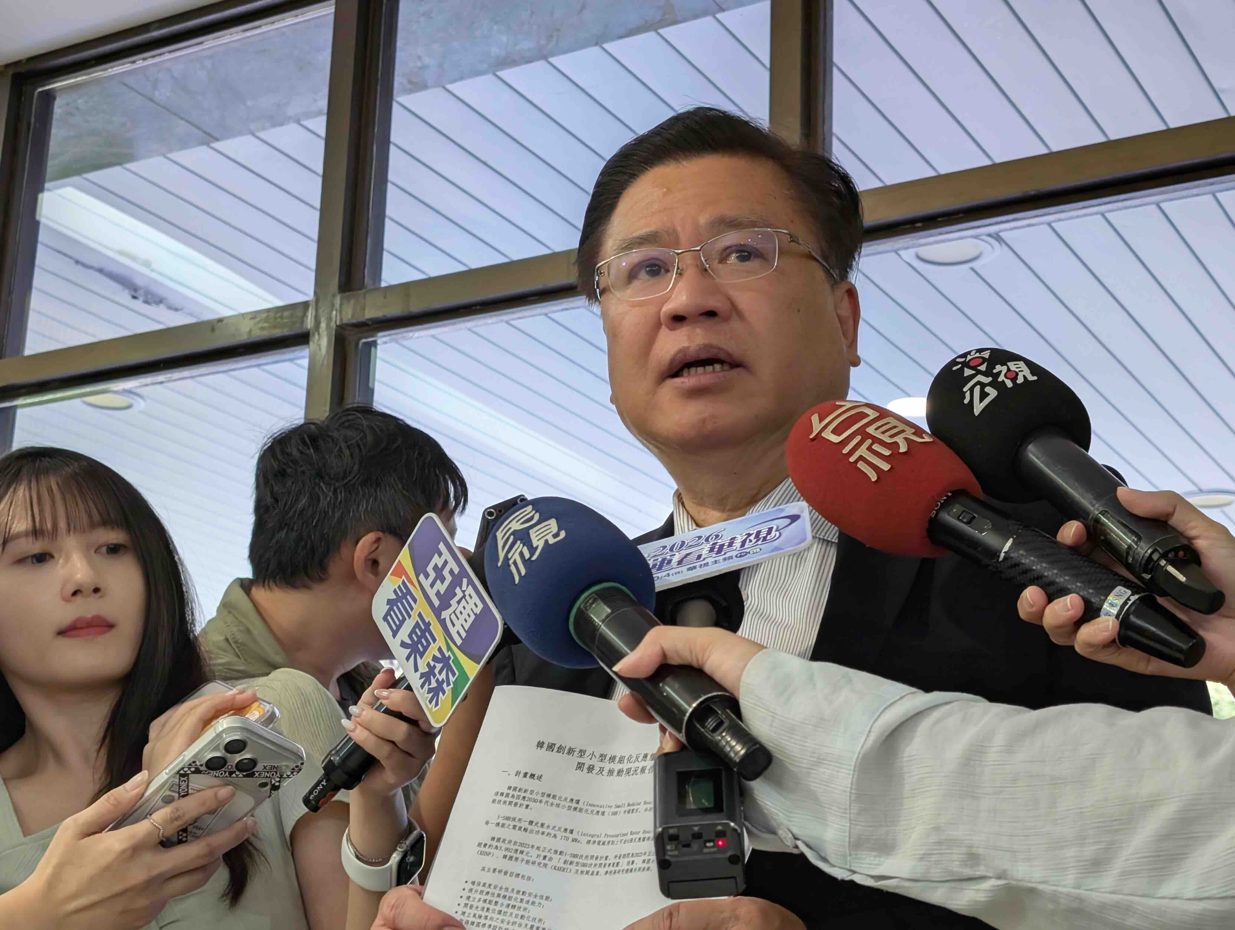商總理事長許舒博在電價審議會前，拿出韓國SMR資料接受媒體採訪，呼籲政府加快腳步發展新式核能。攝影：陳昭宏