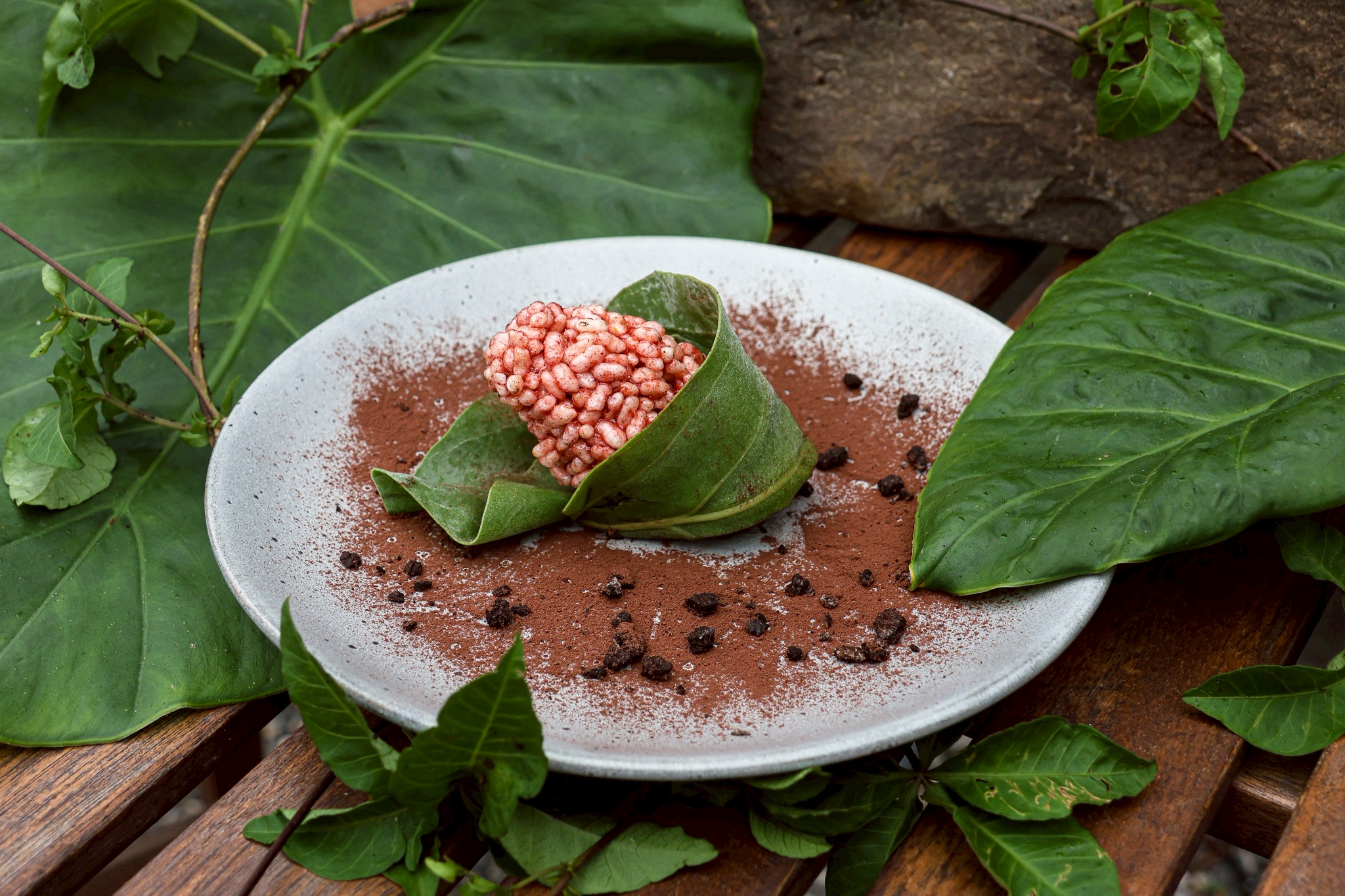 活動中的生態餐桌以「森林的永續下午茶」為概念，將礦物、果實與動物覓食路徑轉化為飲品與甜點，讓參與者在品嚐中理解自然生態。