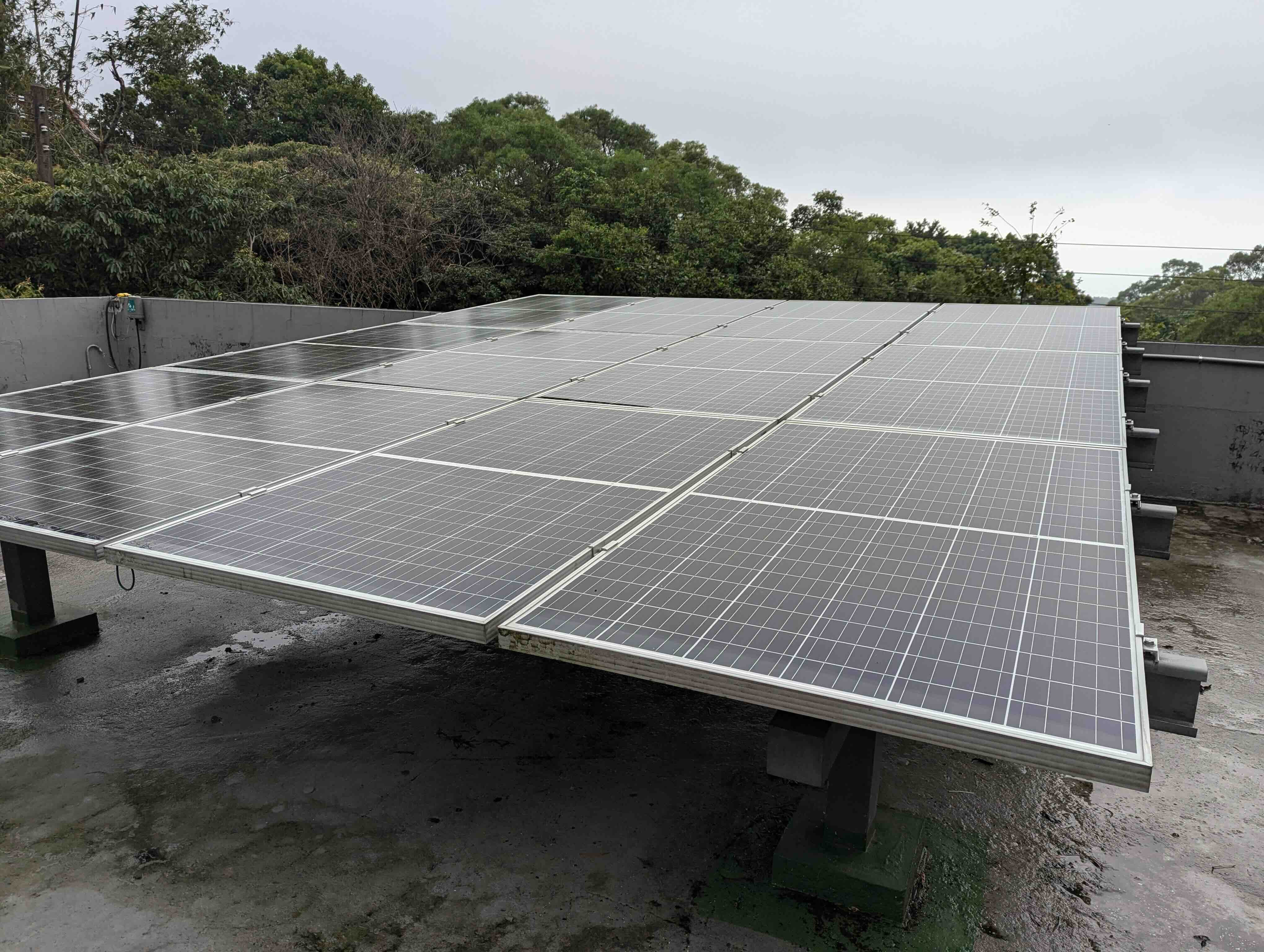 屋頂設置太陽光電板。一般併網型光電系統在外部電網停電時會停止供電,若要成為災時備援電力,還須搭配儲能設備及特殊逆變器,才能維持穩定、持續供電。攝影:陳昭宏