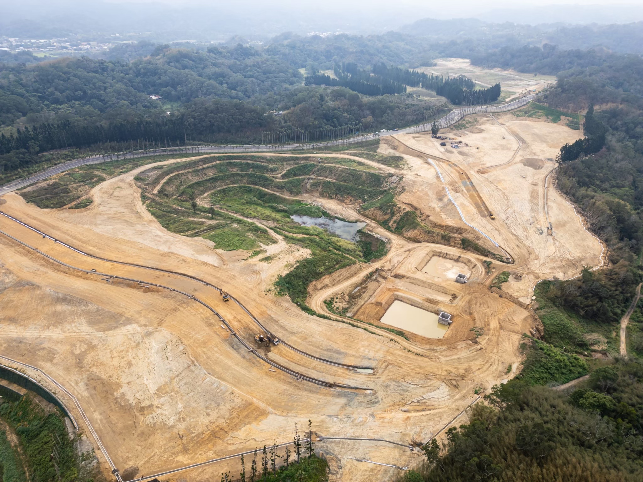峨眉周邊開發地區景象。大型開發計畫引發在地對環境、人口與生活方式改變的關注與討論。