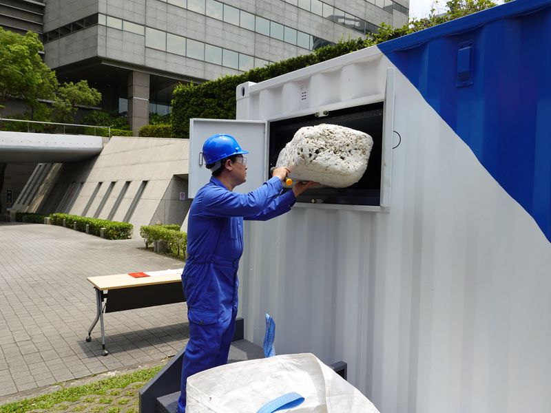 全球第一台 光寶打造移動式海廢保麗龍減容貨櫃 捐贈澎湖、金門