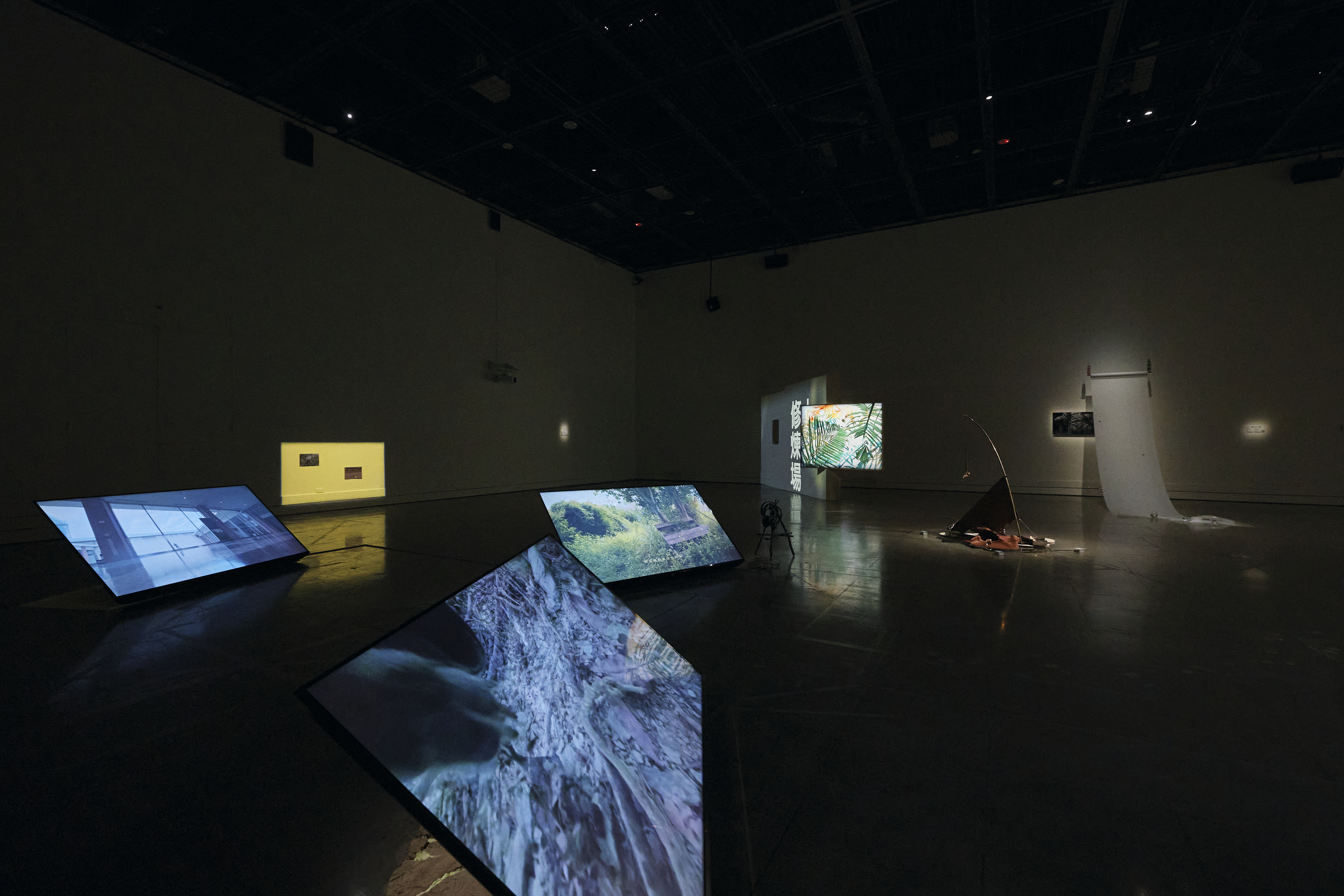 台東美術館展出《潛行》，由尹子潔、周代焌與廖昭豪三位藝術家共同呈現文化、歷史與環境三條交織的創作軌跡。圖片來源：台東美術館 提供