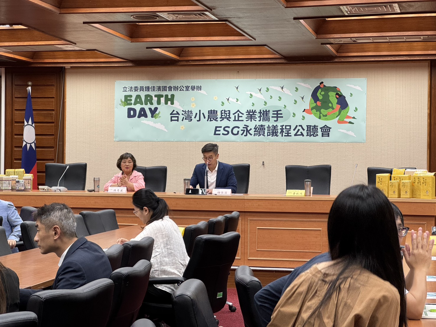 立法委員鍾佳濱（中）召開公聽會，提出「ESG綠色新幹線」政策建議。攝影：李蘇竣