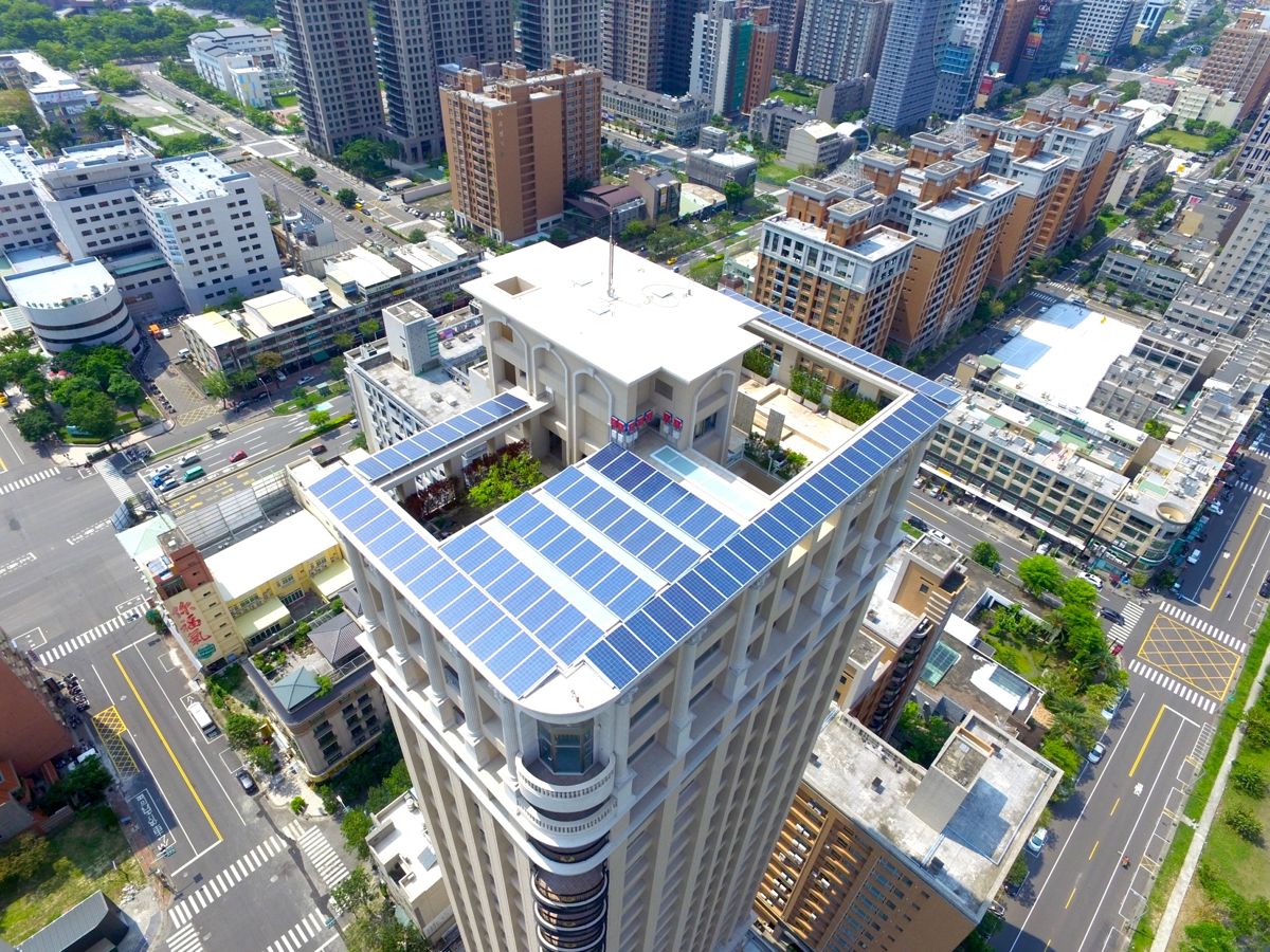 建築光電新制最大挑戰是什麼？ 能源業者談「高雄模式」與都市微電網想像