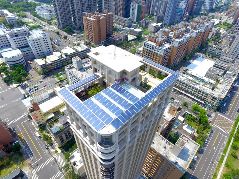 建築光電新制最大挑戰是什麼？ 能源業者談「高雄模式」與都市微電網想像