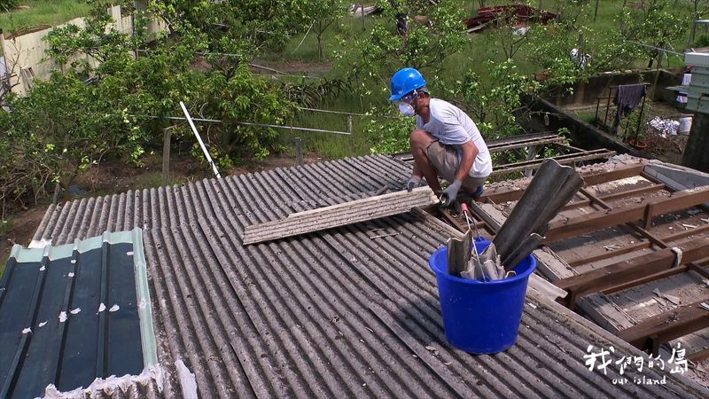 風災下的石綿危機:清理缺防護,勞工、居民恐成二次受災戶