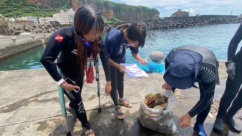 「向海致敬」海岸垃圾減六成 身障者潛水淨海學減廢