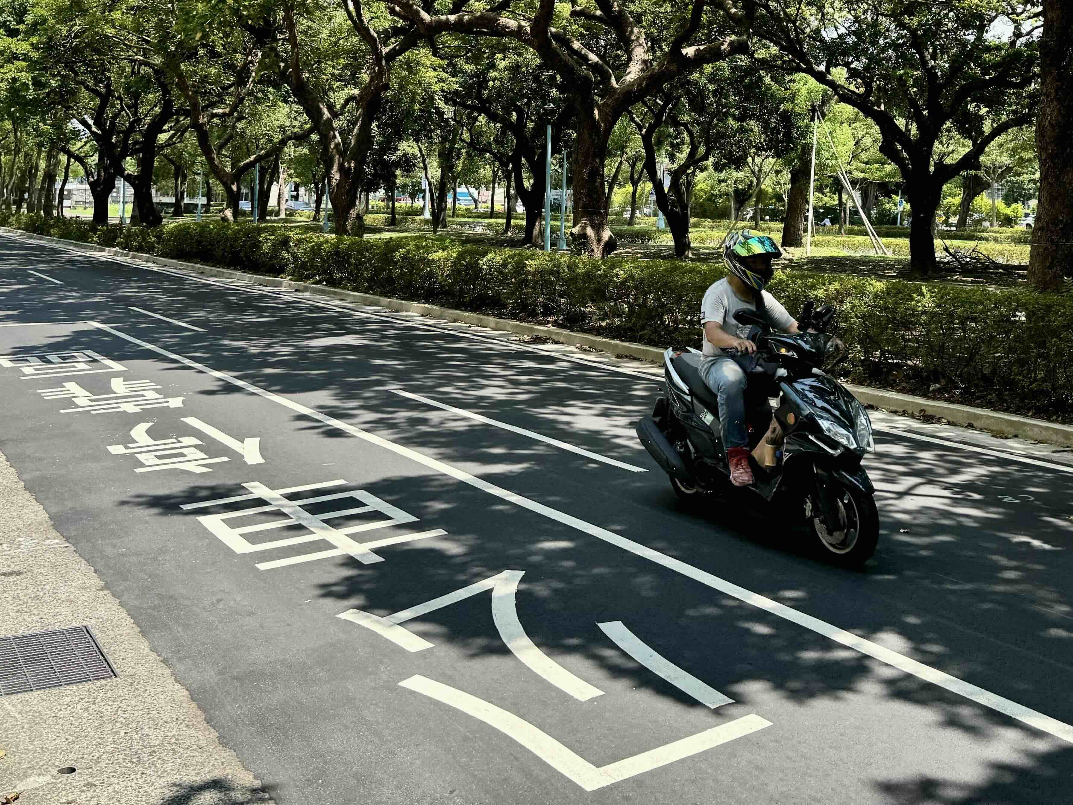 道路是台灣人日常暴露於高溫的場所。攝影：李蘇竣。本報資料照