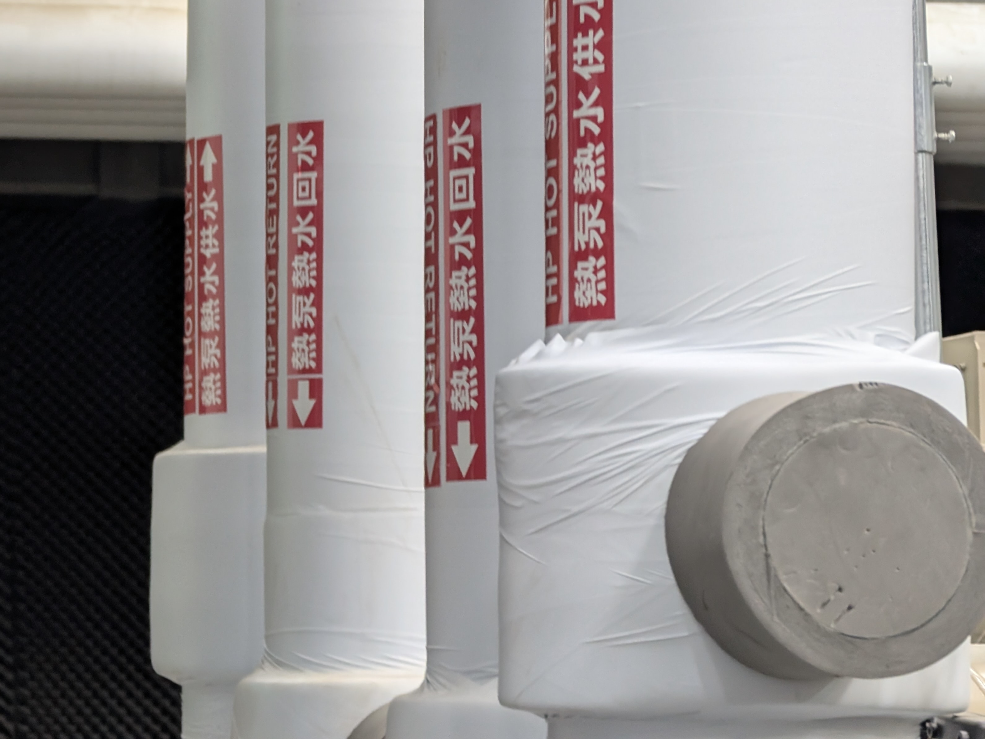 台達電「液冷驗證中心」(Cooling Lab)以電力加熱水體,模擬資料中心運作時產生的熱量,測試液冷設備的散熱性能。攝影:陳昭宏