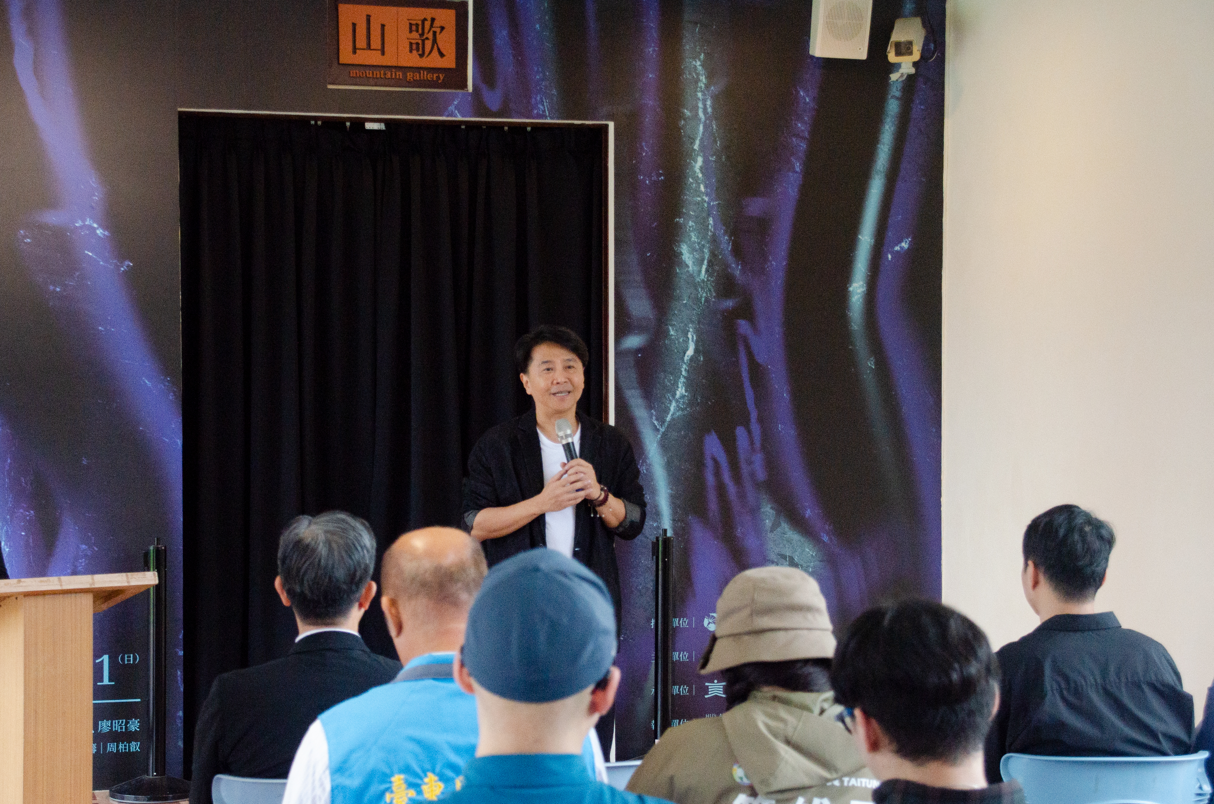 策展人胡朝聖表示，《潛行》以「謹慎進入」作為觀看姿態，透過三位藝術家的創作，帶領觀眾重新思考歷史、文化與環境之間的關係。圖片來源：台東美術館 提供