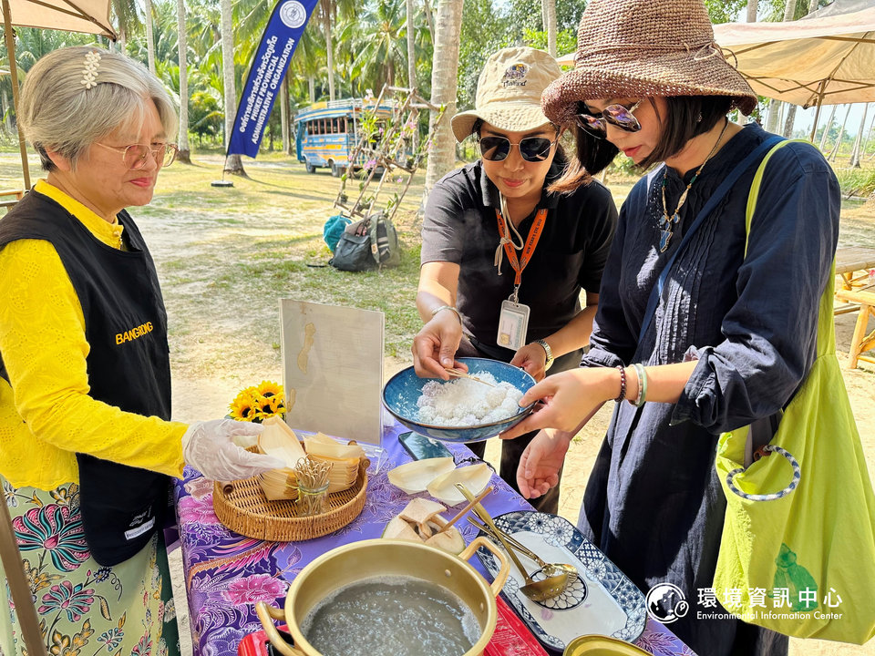 邦榮社區媽媽教遊客製作泰南傳統甜點「Khanom Kho」，口感像湯圓，由糯米粉製成，內餡包椰糖，煮熟後裹上椰絲。攝影：黃小莫