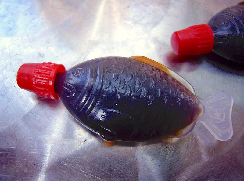 難分解還可能被魚誤食 南澳州禁外帶壽司的「魚形小醬油瓶」