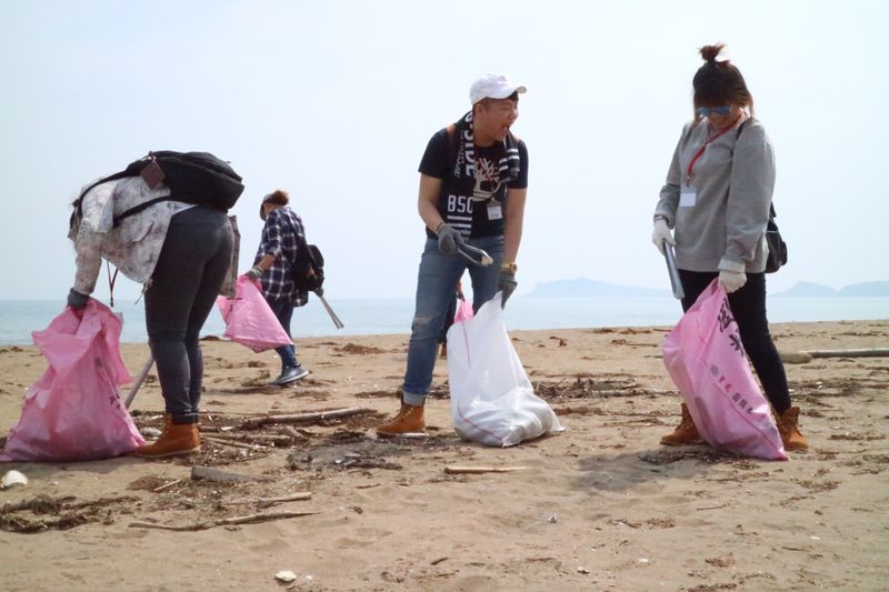 台灣威富品牌北區地球日 志工淨灘響應百萬綠行動