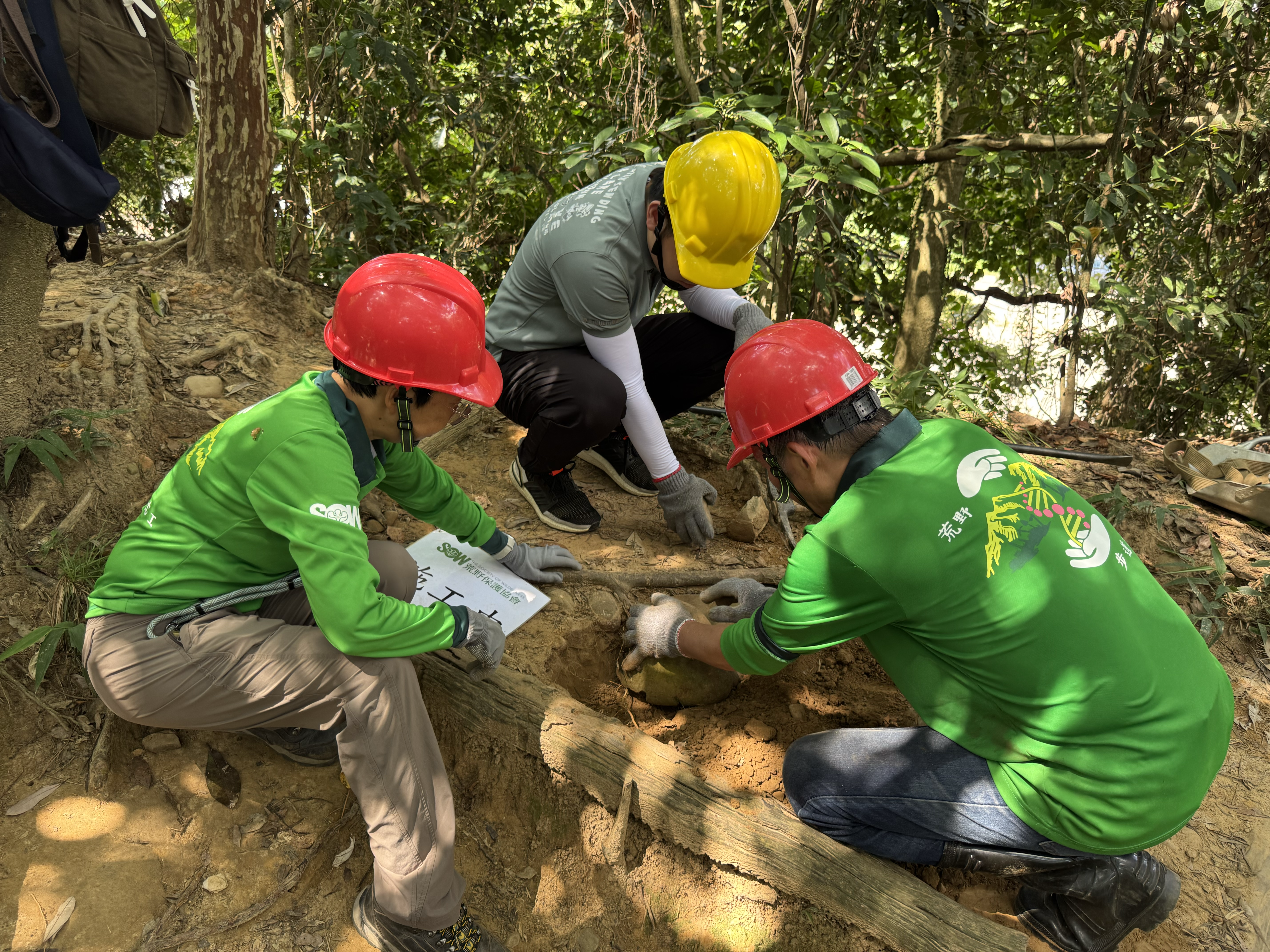 荒野保護協會志工進行桃園福人步道的步道維護工作。攝影：林家茵。圖片提供：十分好