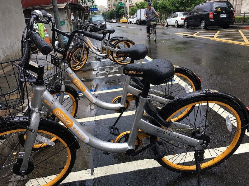 共享單車亂停惹議 業者：我們是來釋放車位、不是來搶車位的