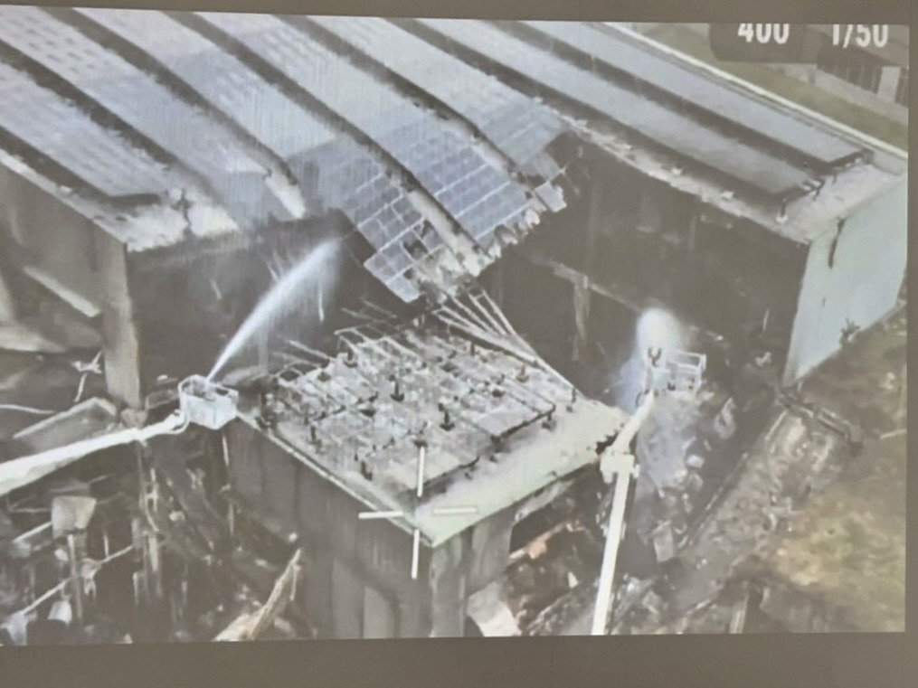 高雄市政府消防局大隊長吳佩城分享影片，三元鋰電池廠火災，水泥與鋼筋結構都被炸毀，消防單位從破裂的屋頂灌水。攝影：林昱妍