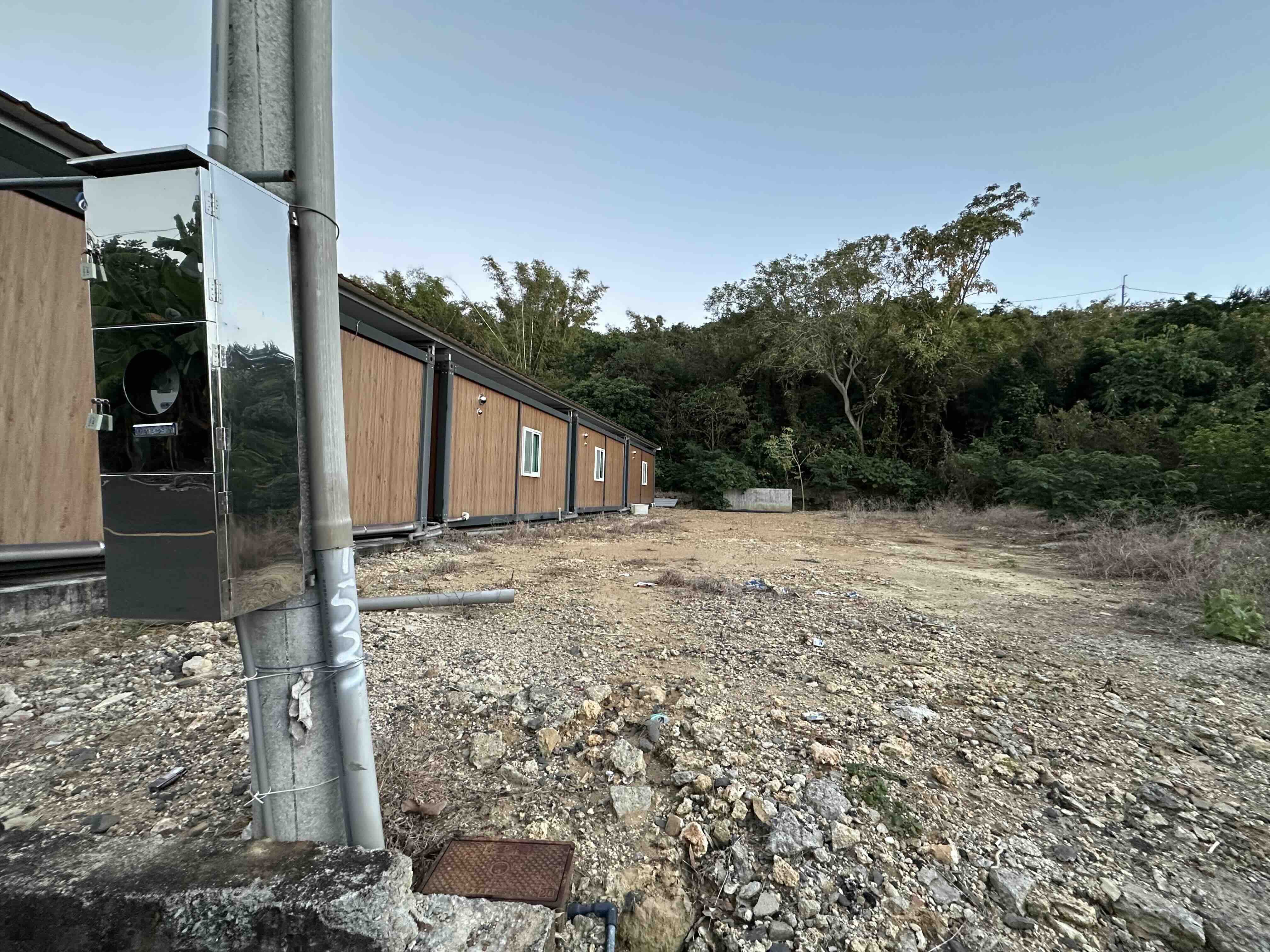 小琉球隨處可見砍掉樹林、推平土地、放上建物的景象,民眾只要取得琉球鄉公所開立的「屏東縣未領使用執照建築物接用水電許可證」,並附上相關文件,即能就地接水接電。攝影:黃小莫
