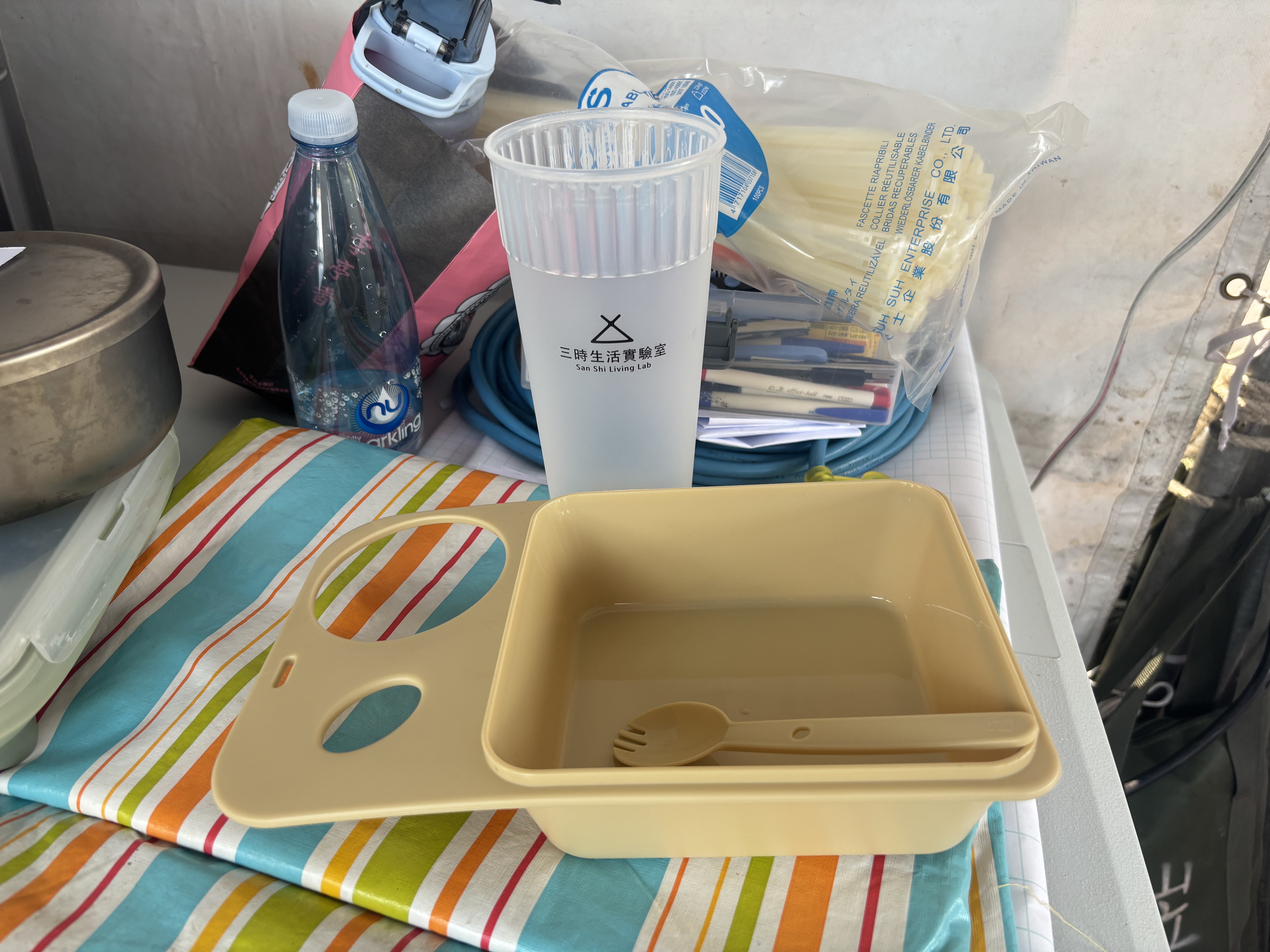 「零廢敬媽祖」提供的循環餐具與循環杯，遶境第一天租借後可於沿途站點清洗、歸還。攝影：林昱妍