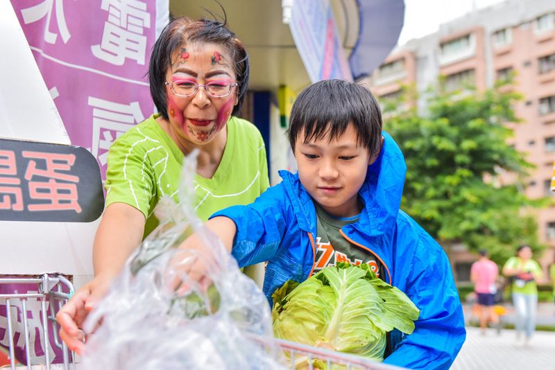 「不減塑，就搗蛋」 綠色和平另類萬聖節活動 多餘的塑膠還給超市