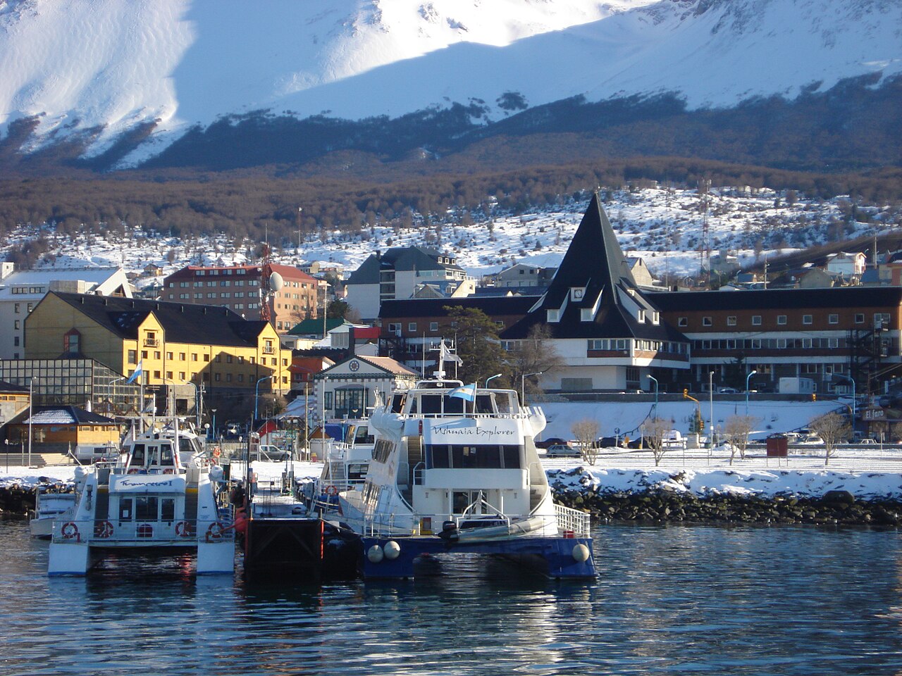 阿根廷的烏斯懷亞（Ushuaia）是通往南極的門戶，郊區的垃圾山也是賞鳥勝地。圖片來源：Skavier2222（CC BY-SA 4.0）