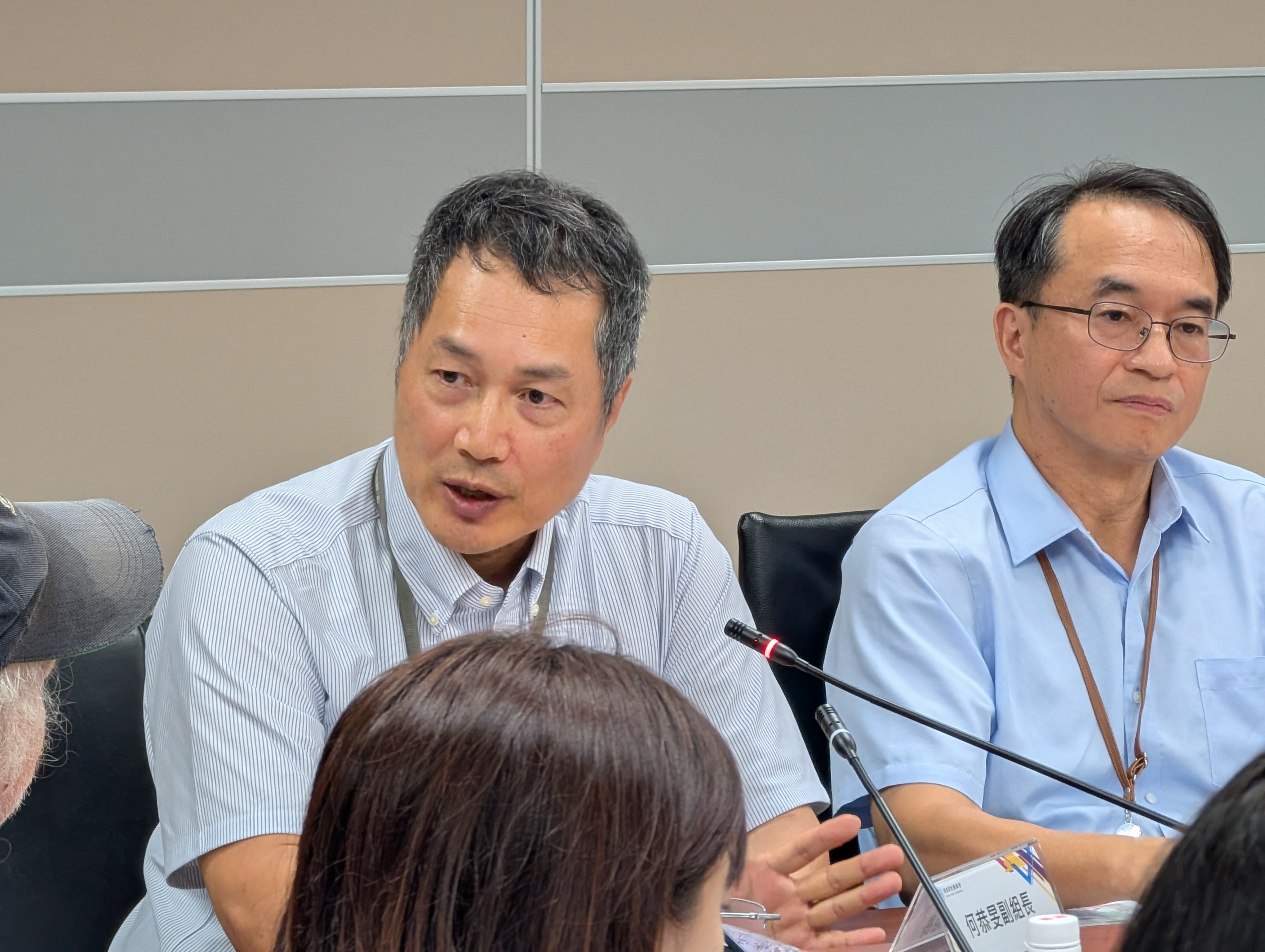 核安會核安管制組副組長何恭旻(左)表示,若核三再運轉計畫通過審查,也不代表核三可以重啟,還需要「再運轉計畫執行結果報告」與自主安檢相關報告兩項文件。攝影:陳昭宏