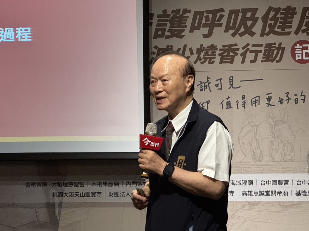 龍山寺董事長黃書瑋說明龍山寺轉型減香之路。攝影:李蘇竣