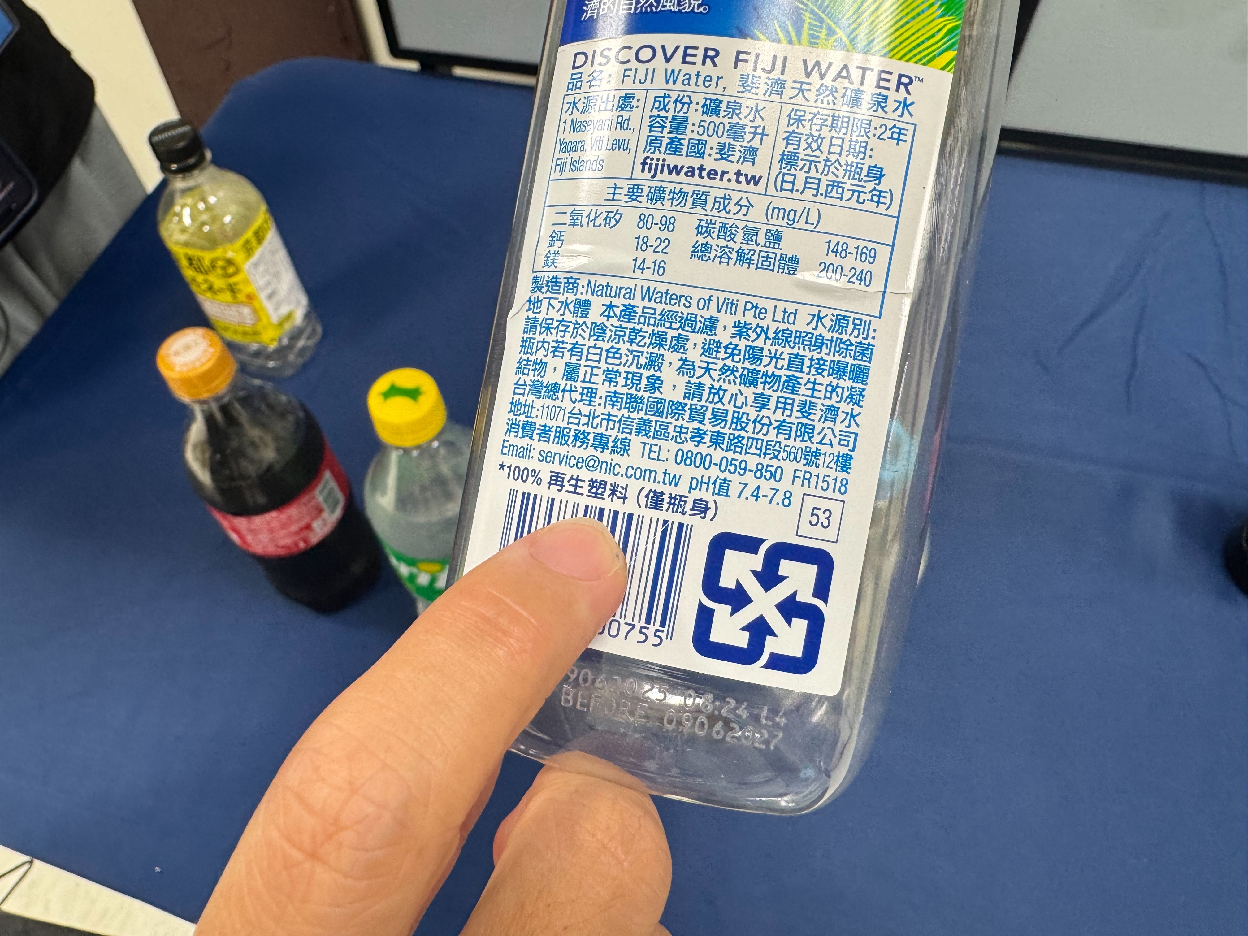 來自海外的飲料品牌標示寶特瓶使用再生料。攝影:李蘇竣