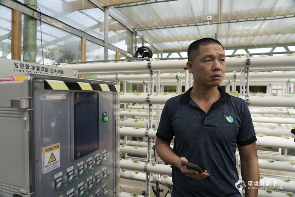 郭勤建向記者說明智慧農場溫室的設備與技術。攝影:許震唐
