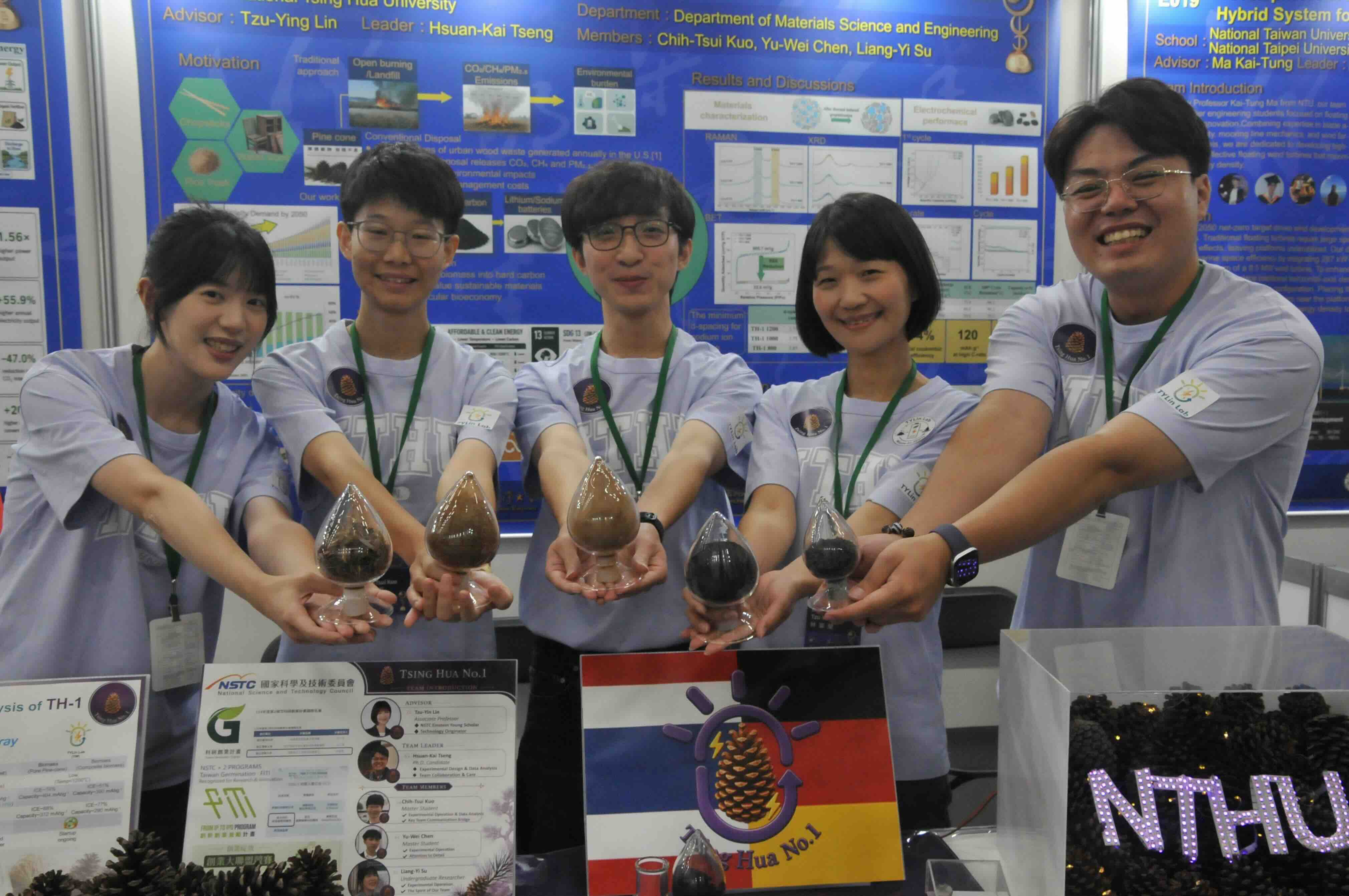國立清華大學團隊將廢木製成電池負極材料,材料科學工程學系副教授林姿瑩(右二)希望把台灣本地剩餘資材轉化為有價值的產品。 攝影:潘柏林