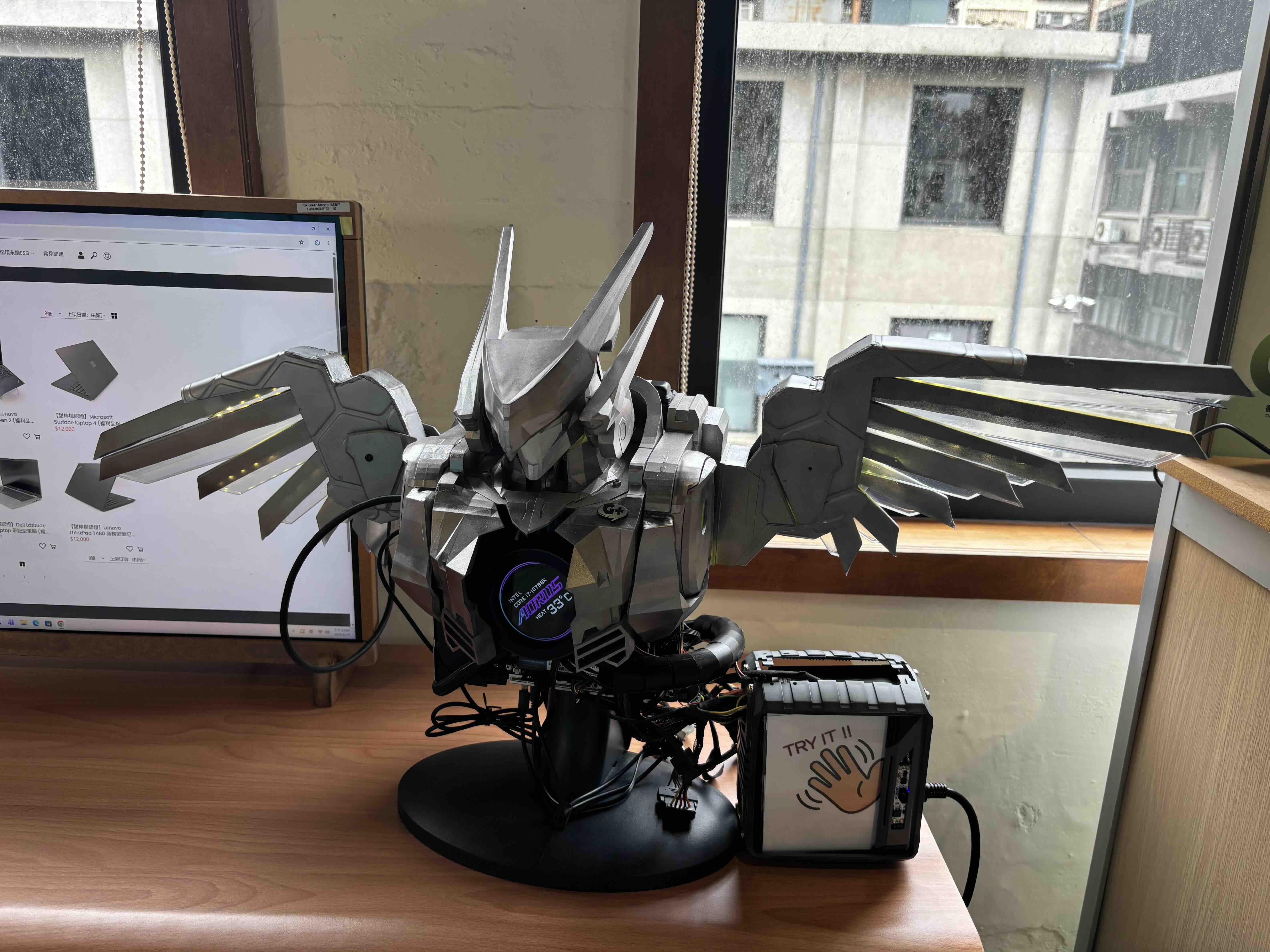 百事益將淘汰的舊電腦主機板、記憶體等零件重製為互動式的展示品。攝影：林昱妍