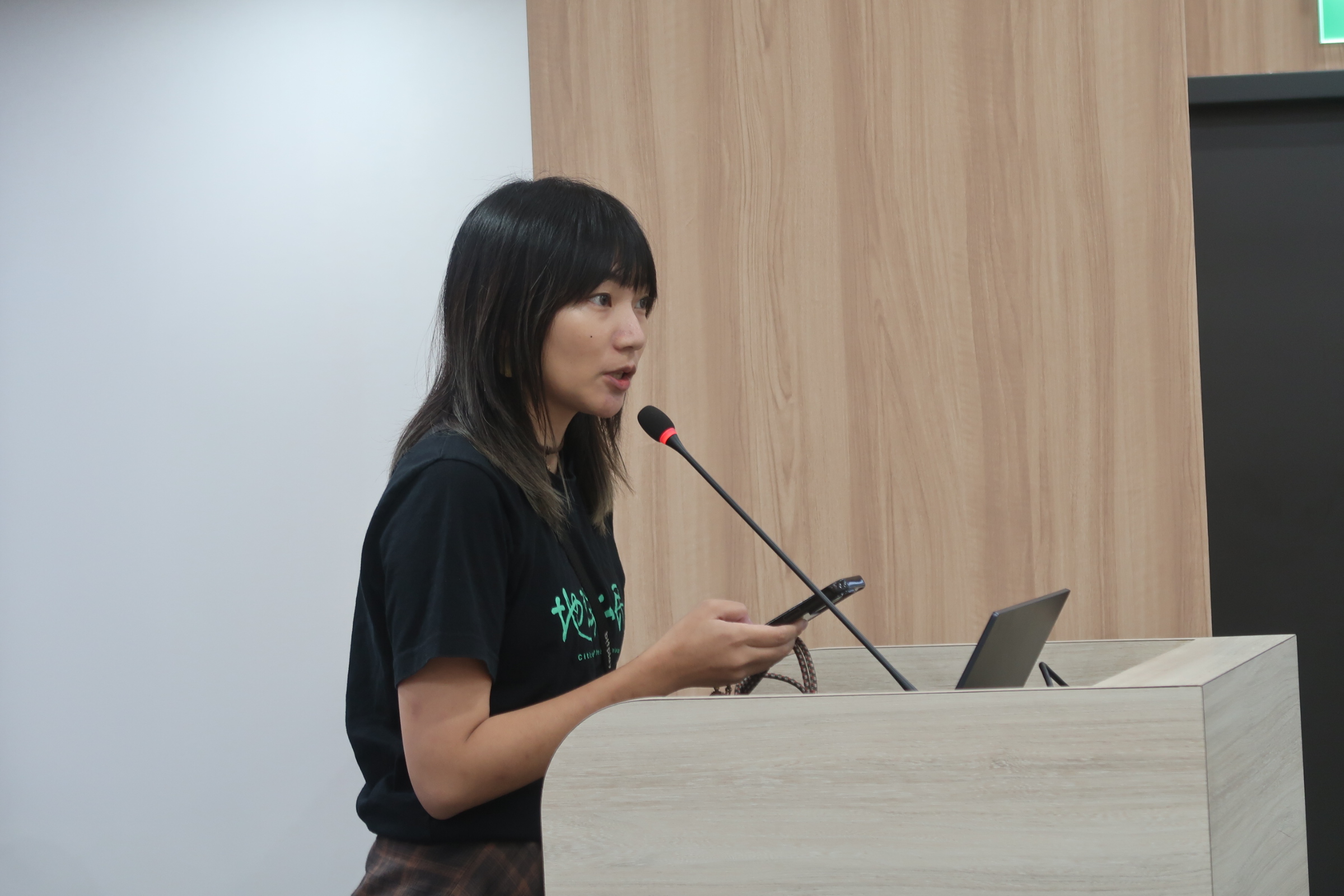 地球公民基金會議題部專員賴沛蓮指出,開發基地緊鄰多處遺址範圍,甚至500公尺內就有三處列冊建檔的考古遺址。攝影:林昱妍