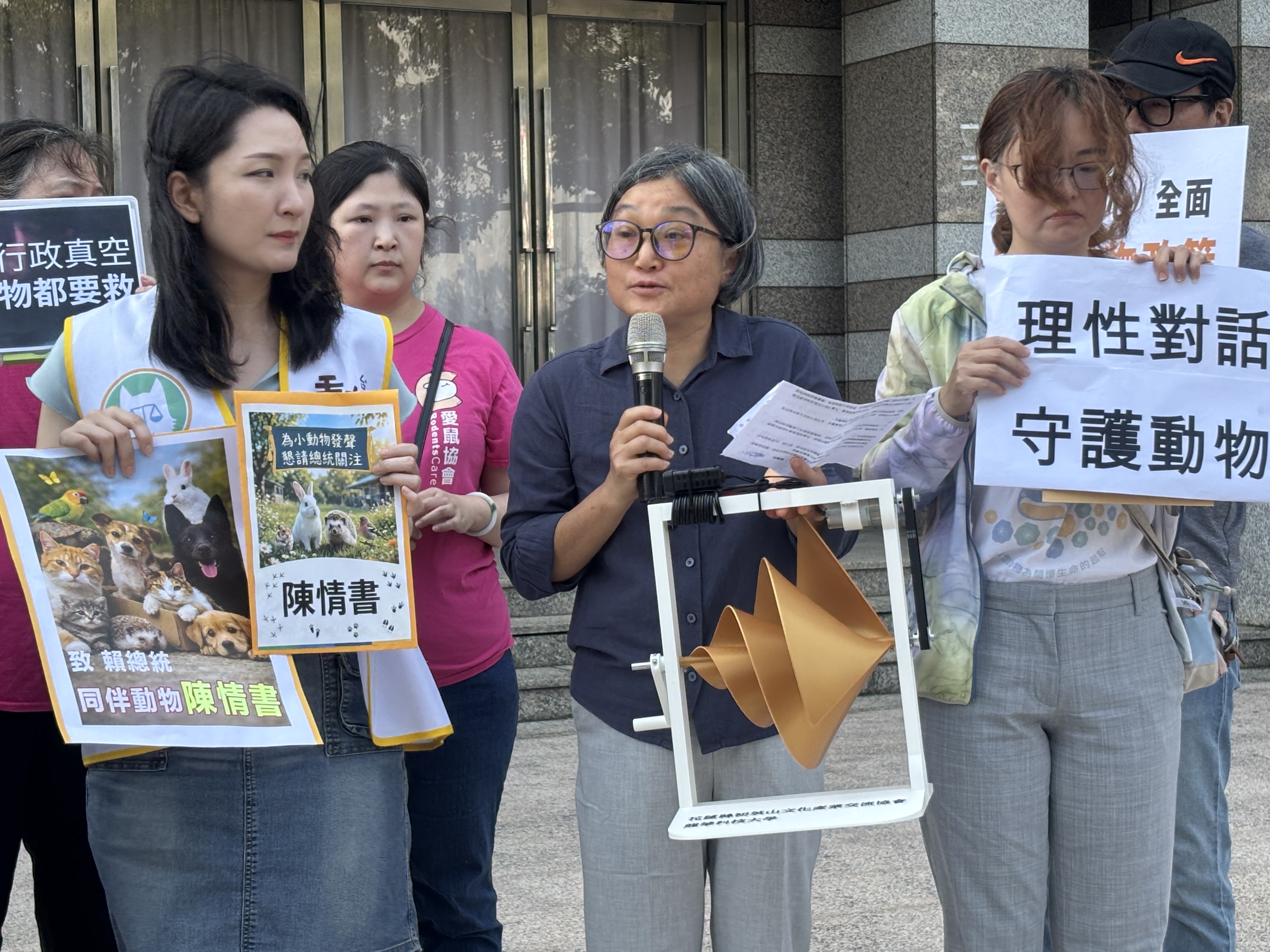 2026年環境保護終身成就獎得主鍾寶珠手持水力發電機組零件，呼籲政府推廣「圳路發電」微水力與社區綠能中心，提升台灣淨零與防災韌性。攝影：林昱妍