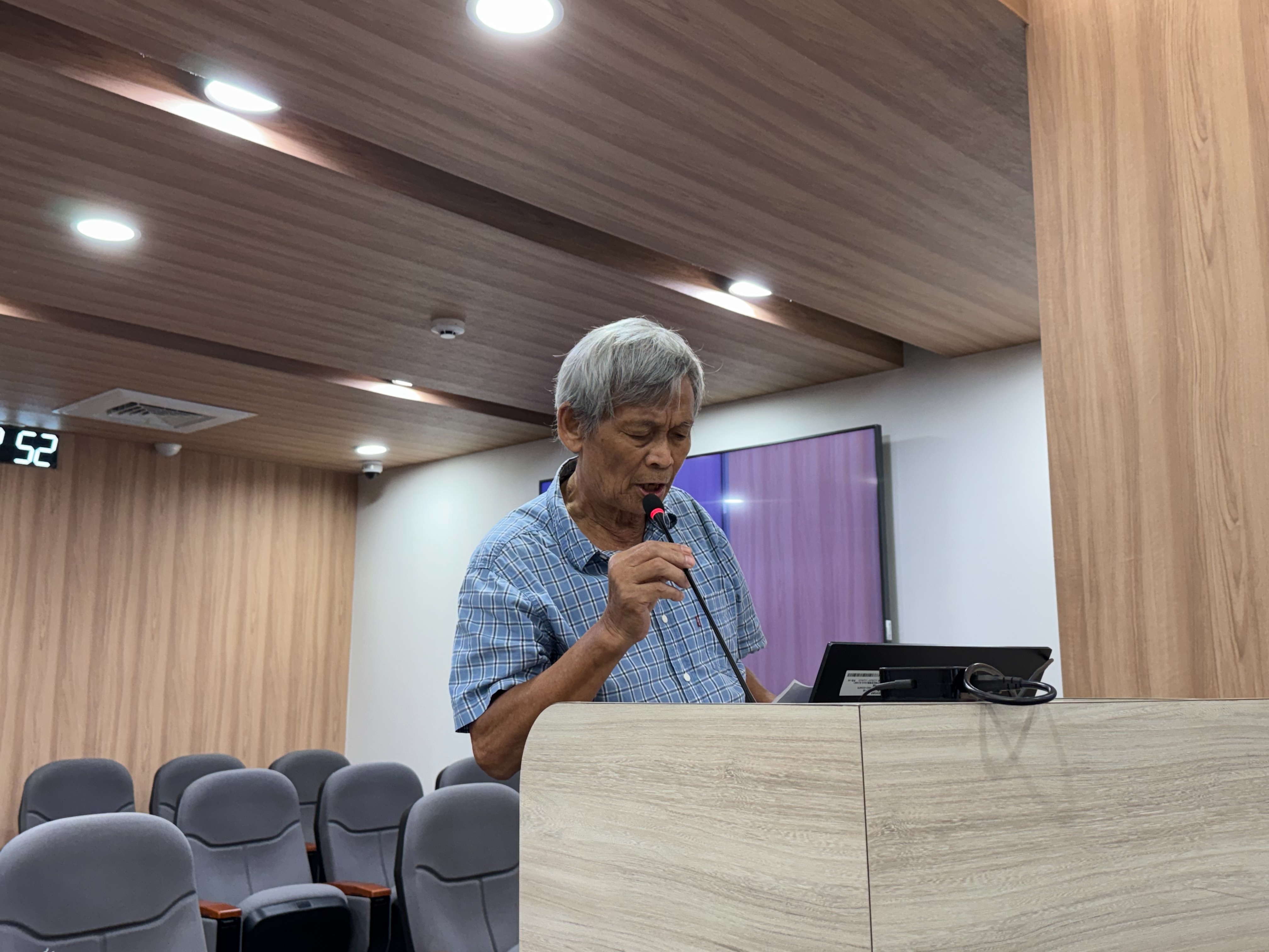 尖鹿里長邱朝欉質疑，彰濱風電位處彰濱是工業區開闊地，與石門山區感受不同，且參訪都在「正中午去看風機」，不能實際呈現眩影。攝影：李蘇竣